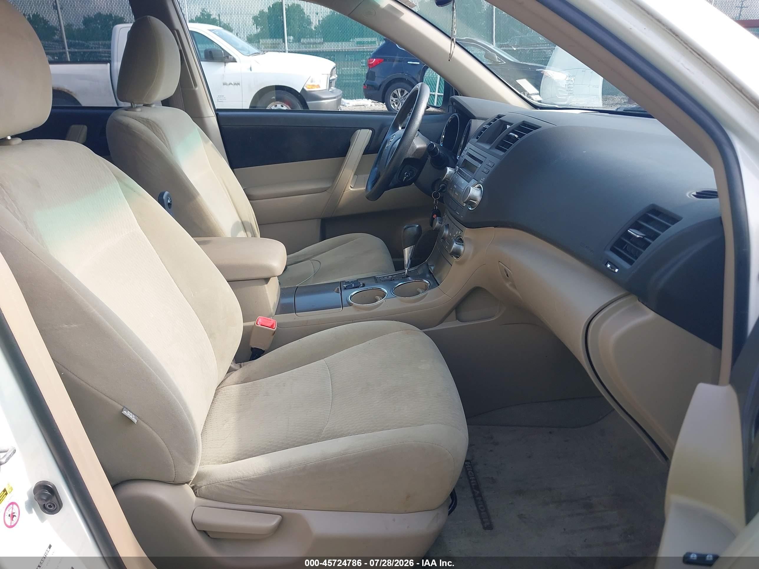 2010 Toyota Highlander Base V6 White vin: 5TDBK3EHXAS007460