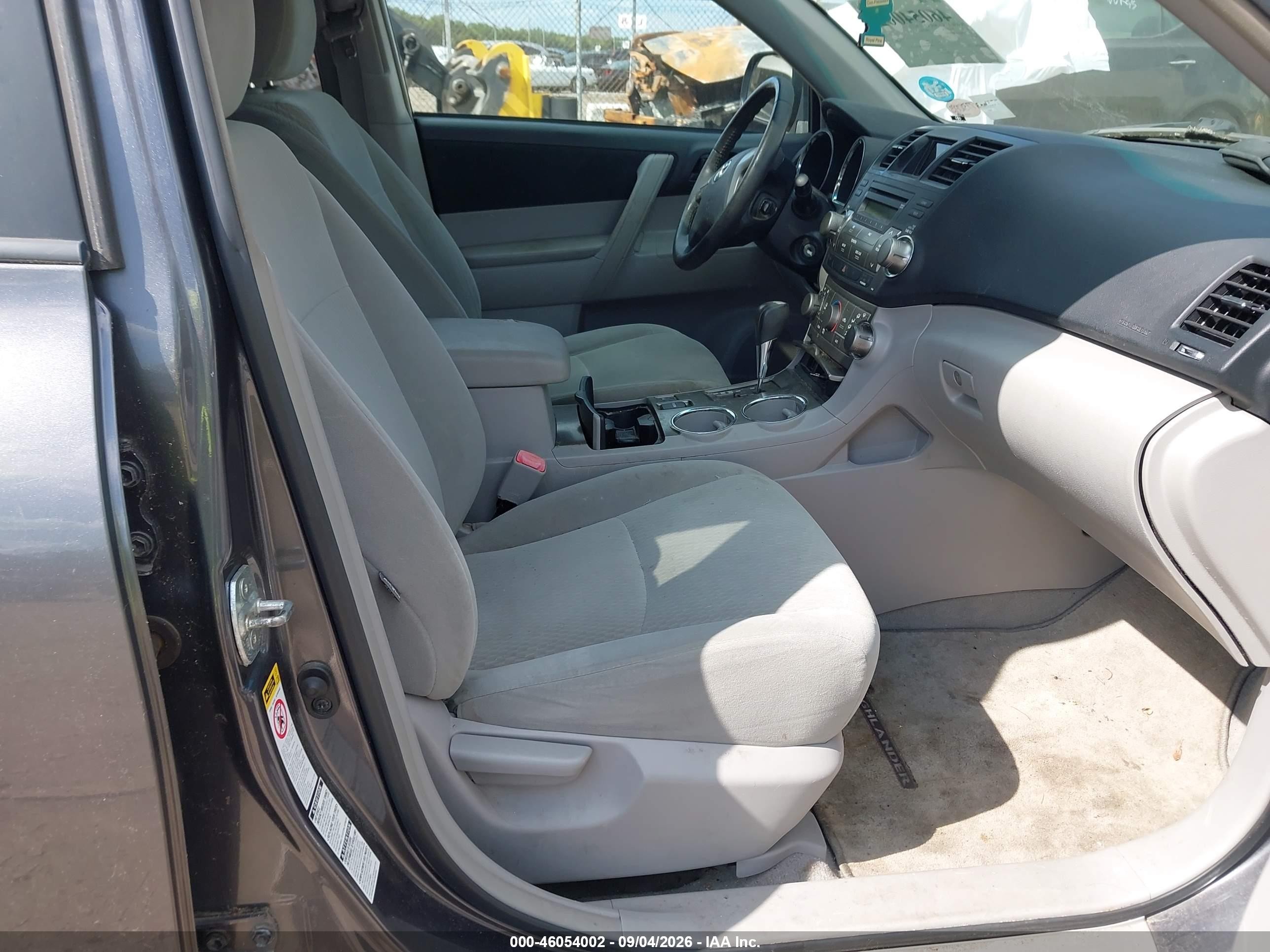 2010 Toyota Highlander Base V6 Gray vin: 5TDBK3EHXAS019057