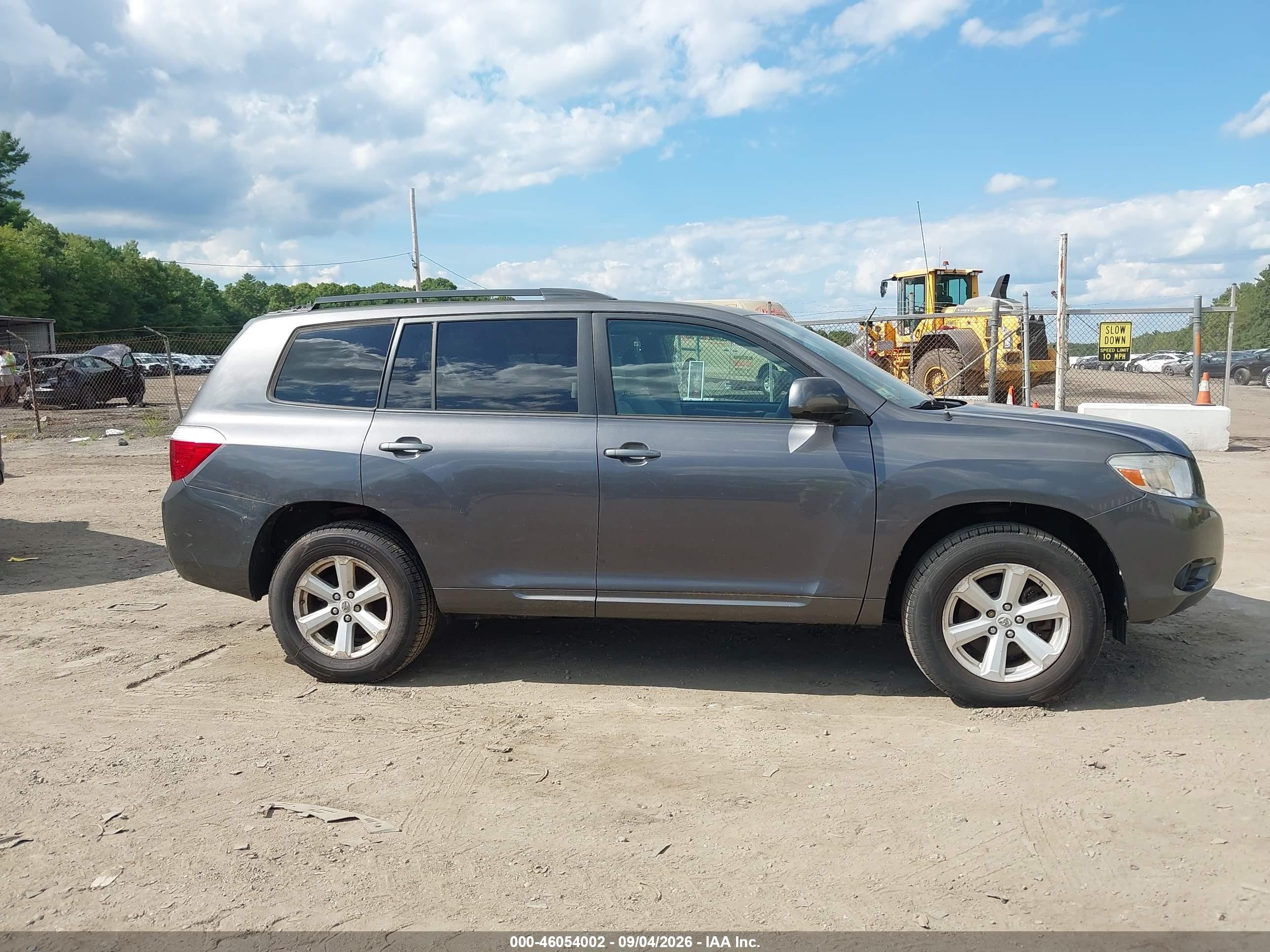 2010 Toyota Highlander Base V6 Gray vin: 5TDBK3EHXAS019057