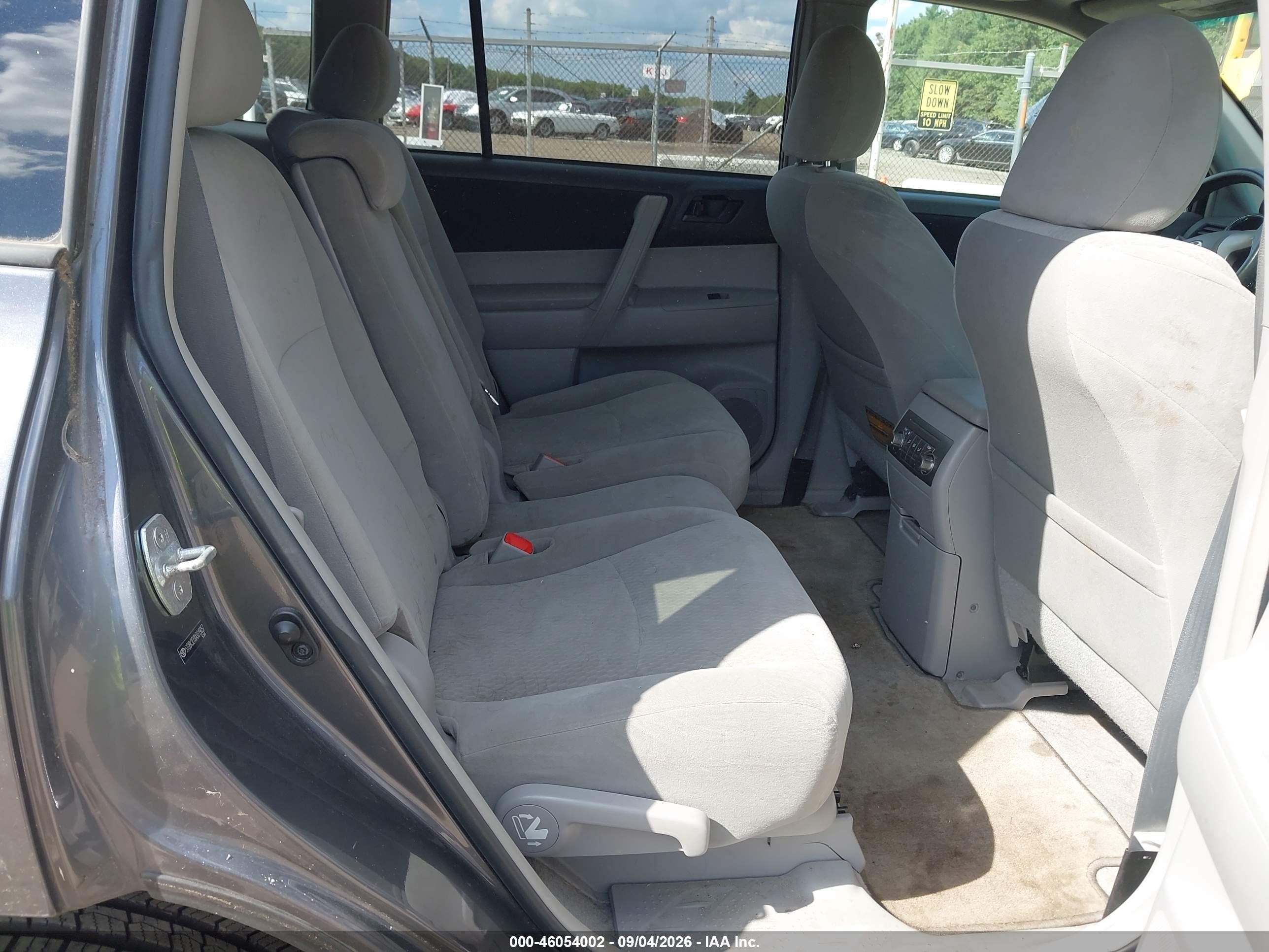 2010 Toyota Highlander Base V6 Gray vin: 5TDBK3EHXAS019057
