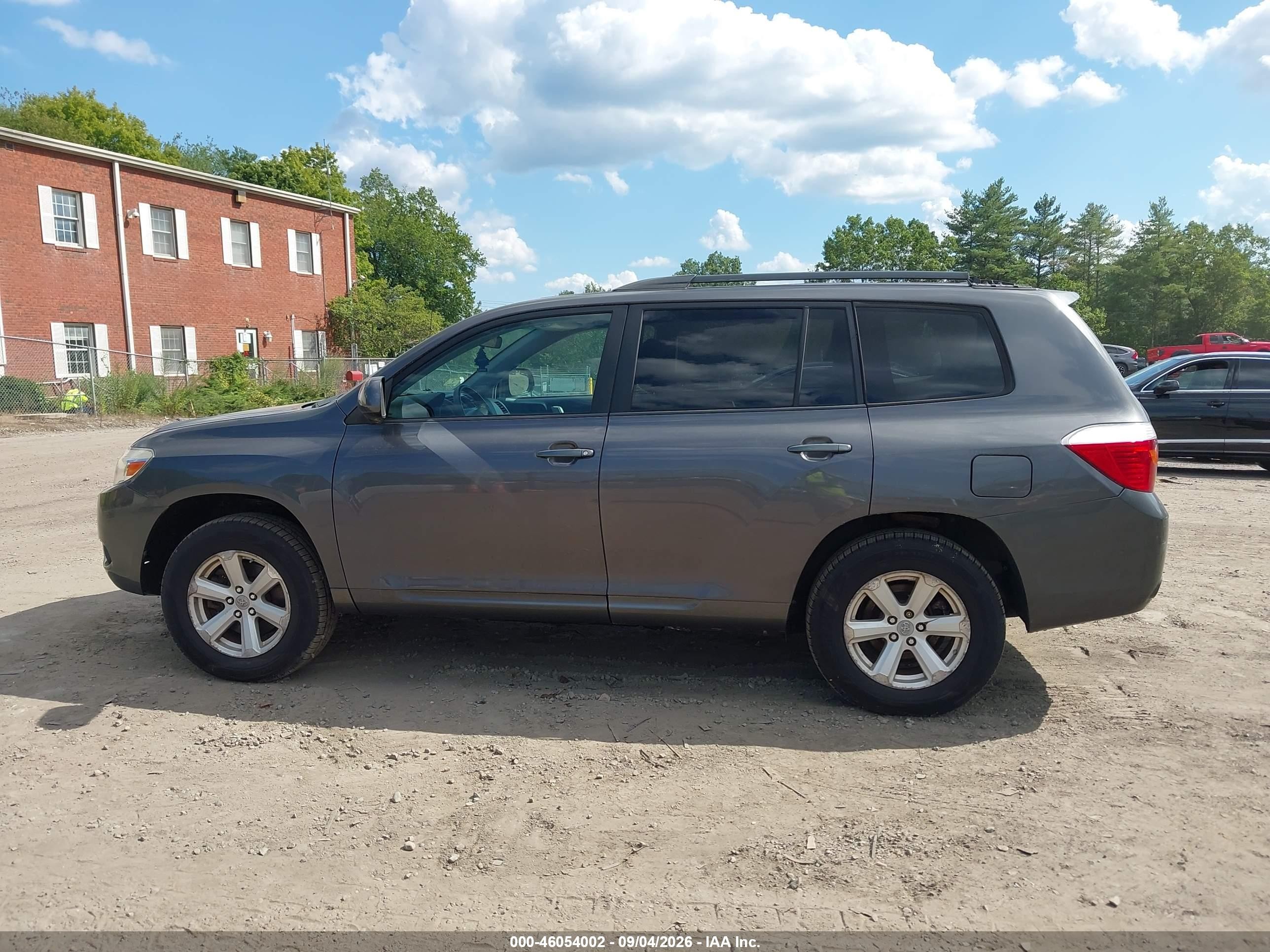 2010 Toyota Highlander Base V6 Gray vin: 5TDBK3EHXAS019057