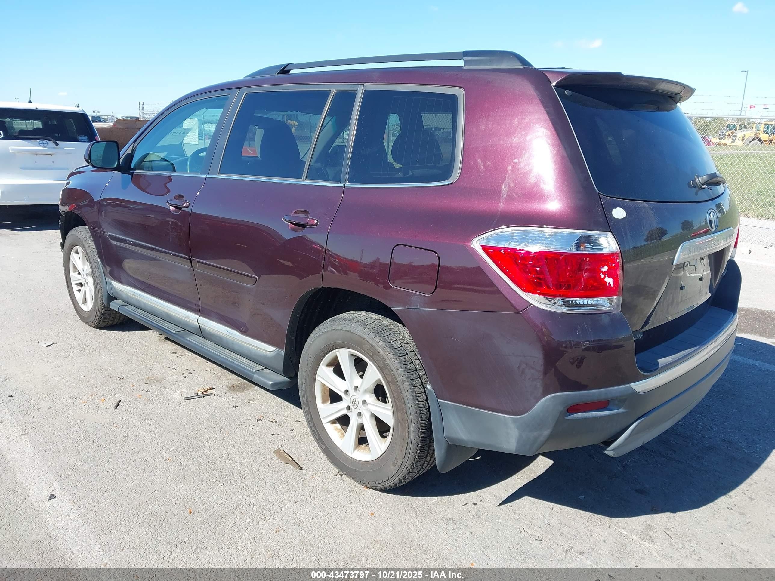 2011 Toyota Highlander Base V6 Maroon vin: 5TDBK3EHXBS067160