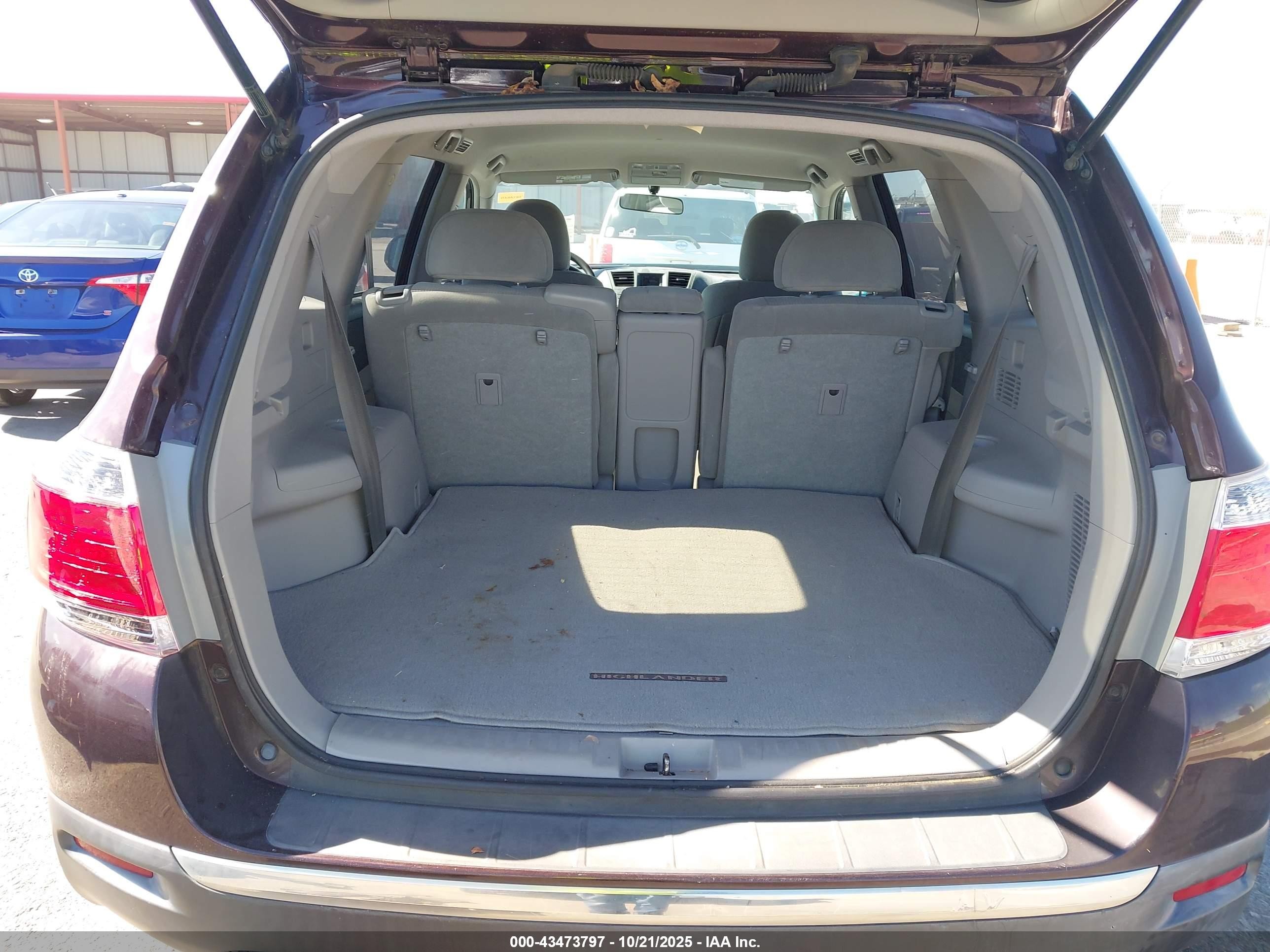 2011 Toyota Highlander Base V6 Maroon vin: 5TDBK3EHXBS067160