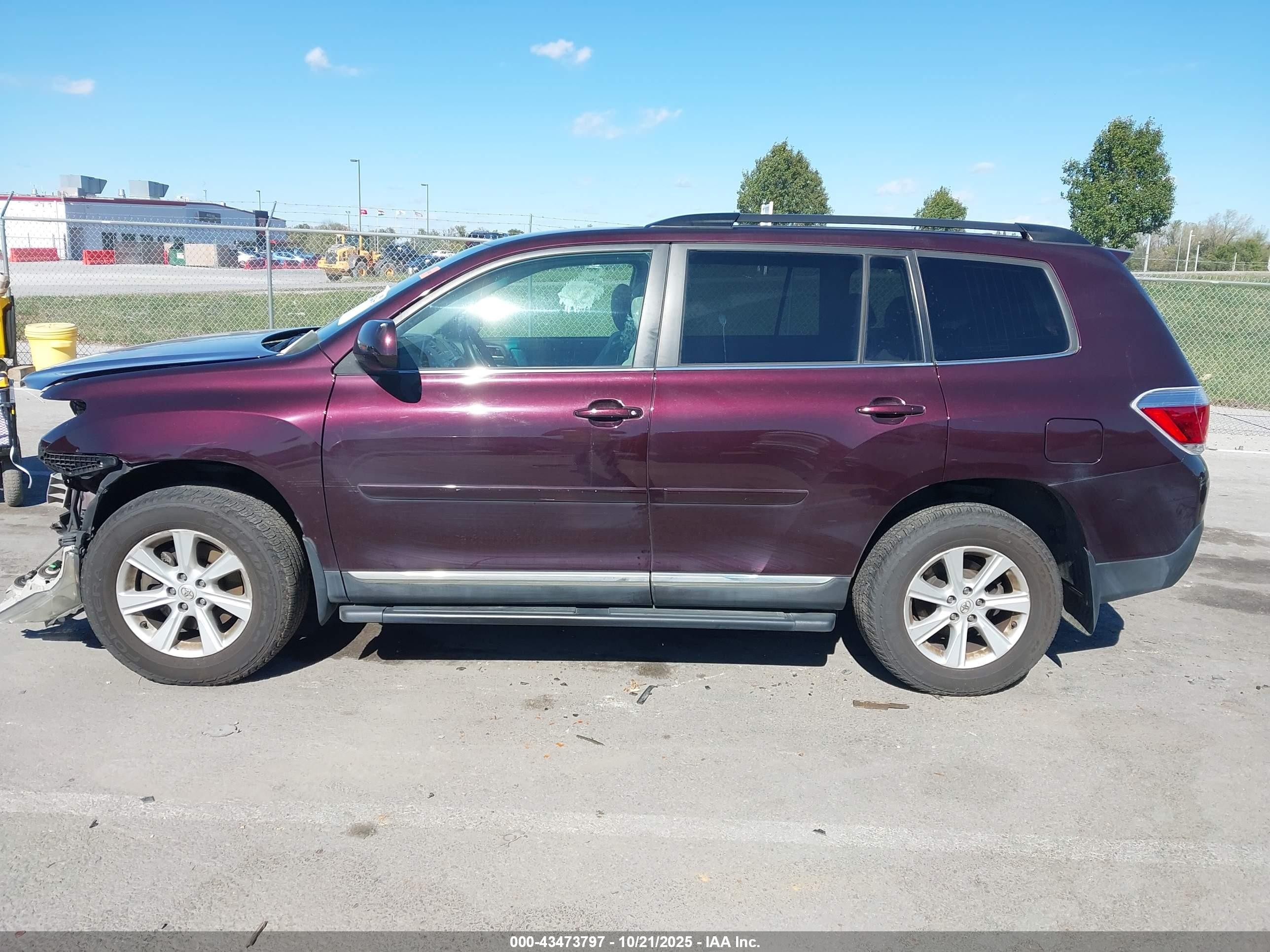 2011 Toyota Highlander Base V6 Maroon vin: 5TDBK3EHXBS067160