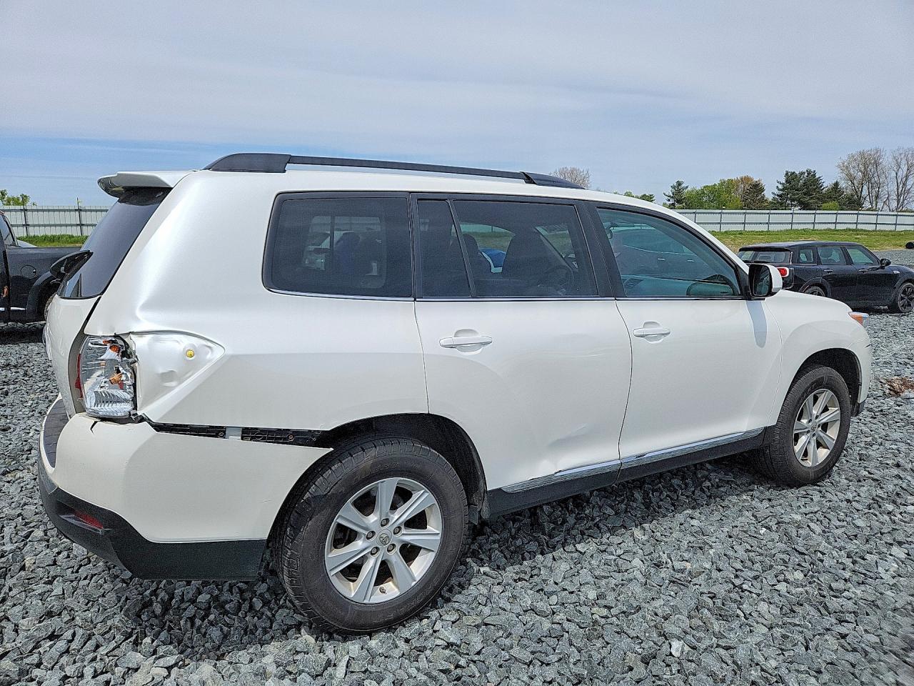 2013 Toyota Highlander Plus White vin: 5TDBK3EHXDS278345