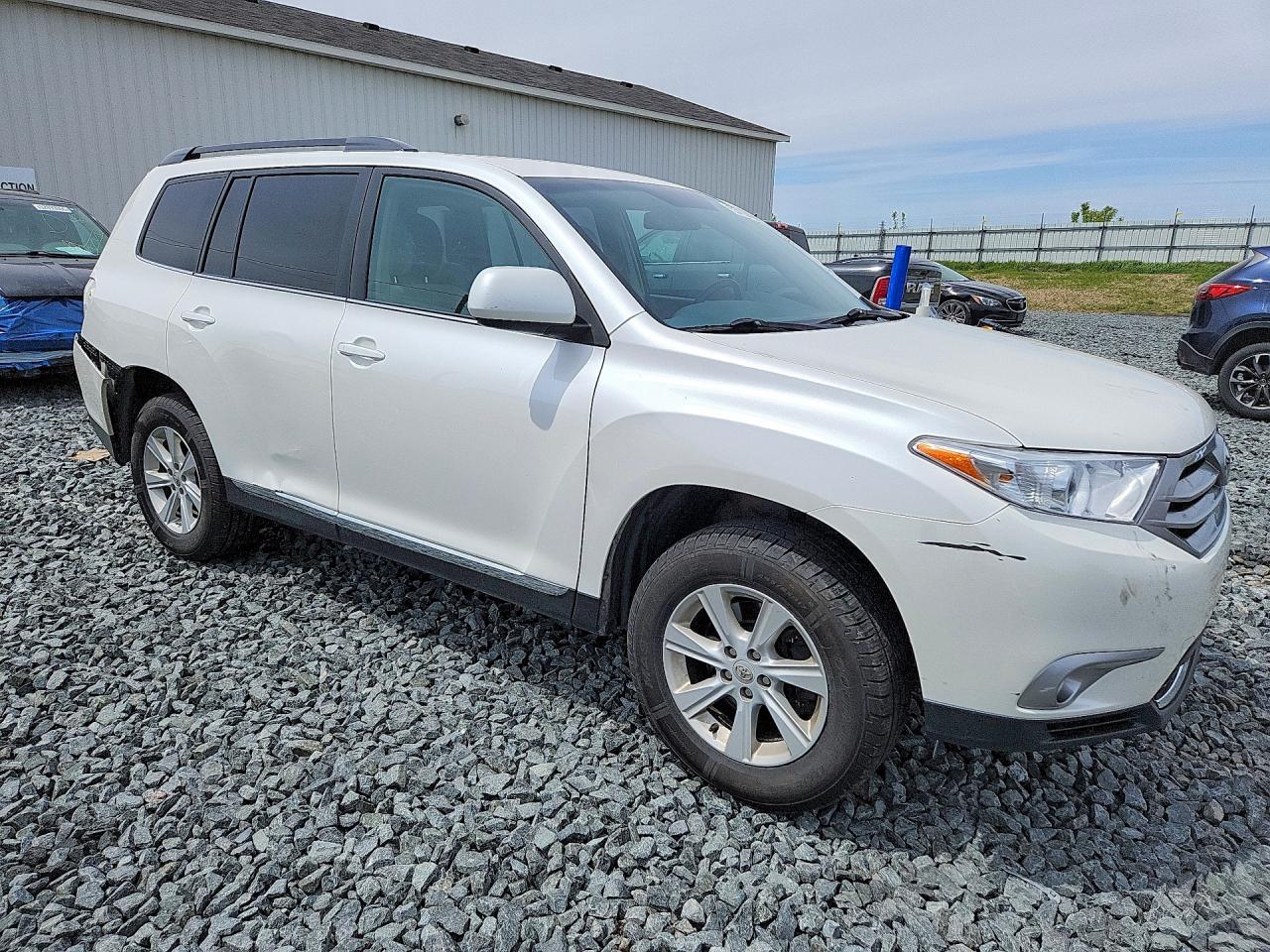 2013 Toyota Highlander Plus White vin: 5TDBK3EHXDS278345