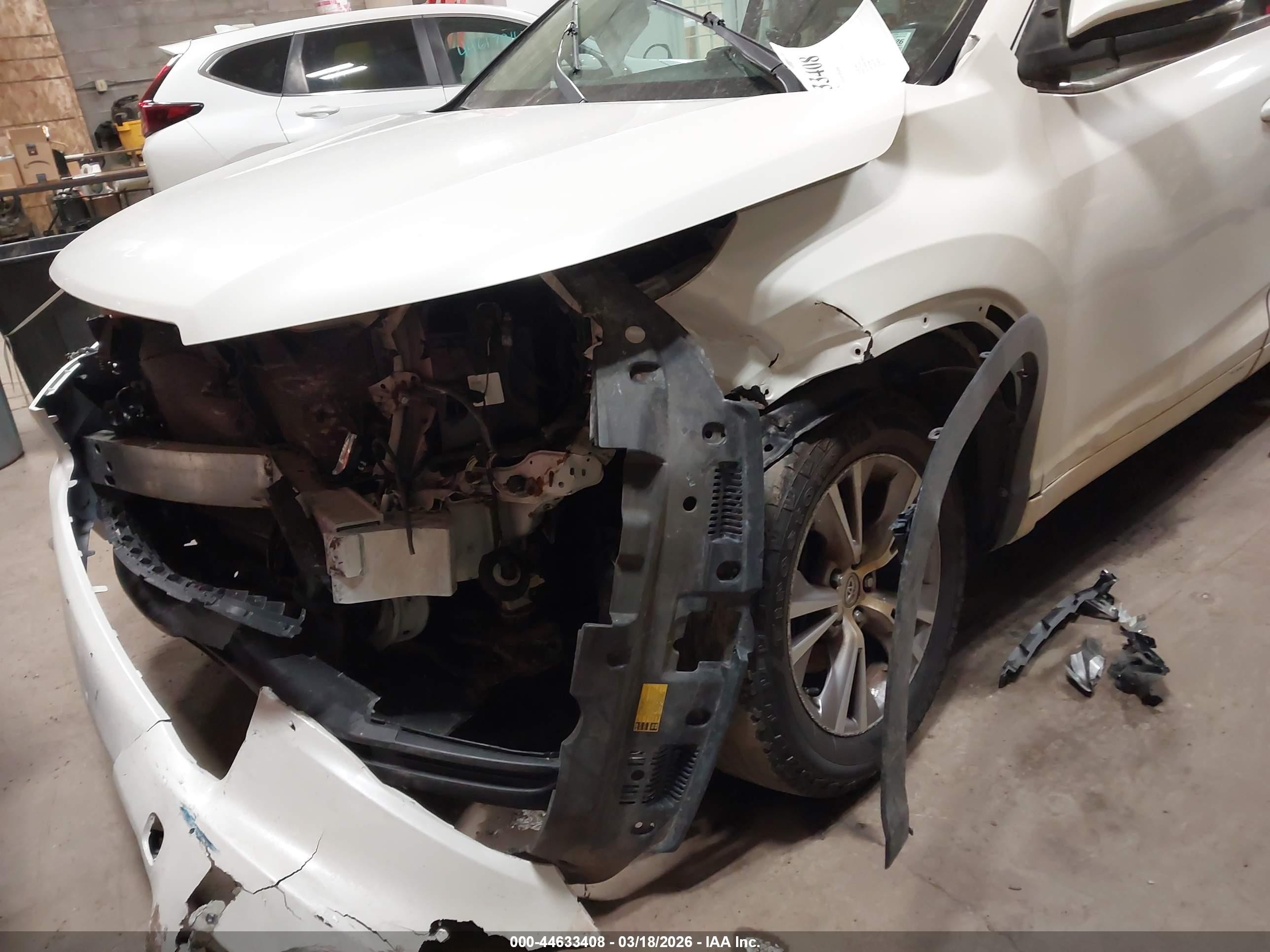 2014 Toyota Highlander Le Plus V6 White vin: 5TDBKRFH0ES004641