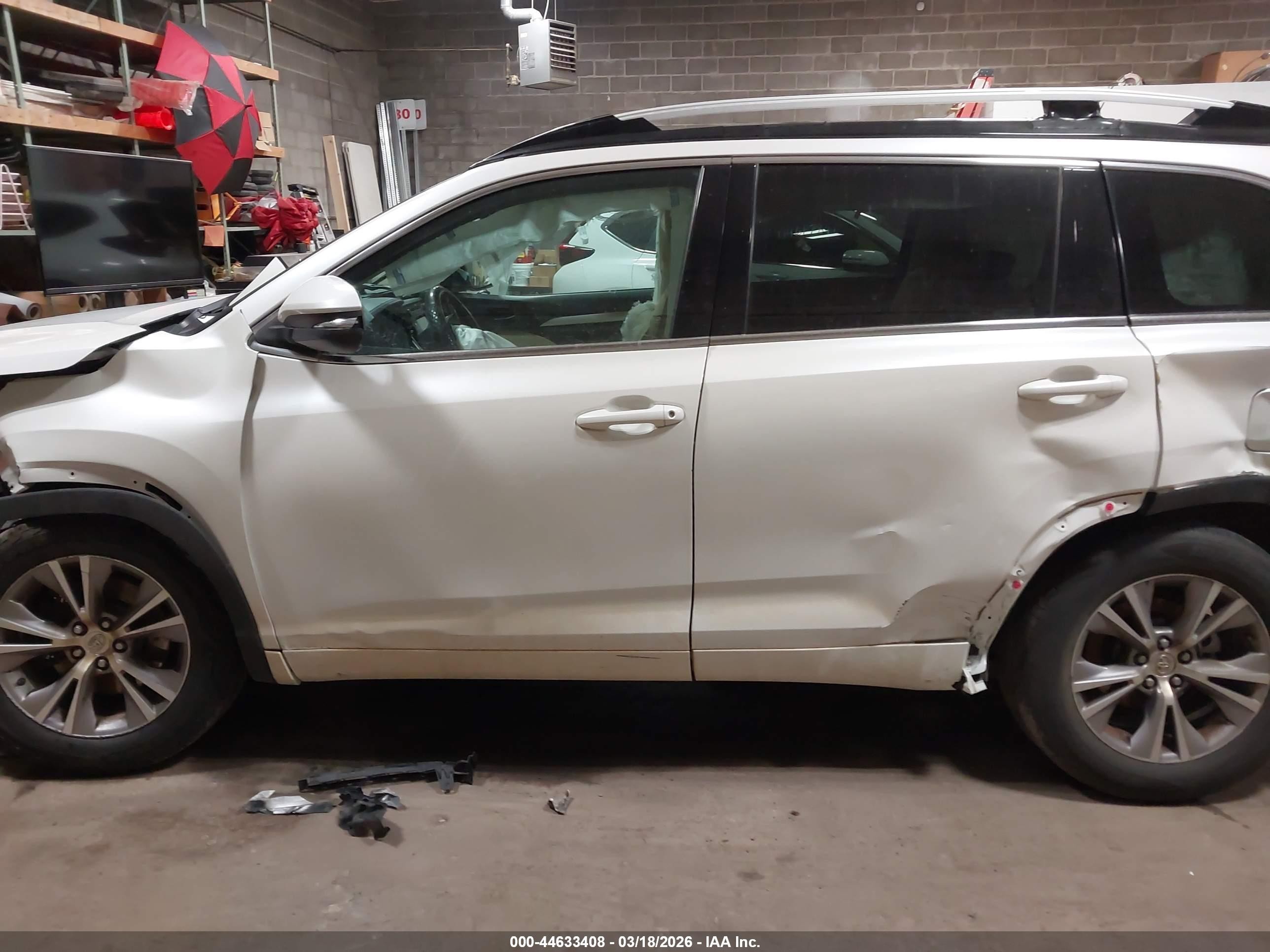2014 Toyota Highlander Le Plus V6 White vin: 5TDBKRFH0ES004641