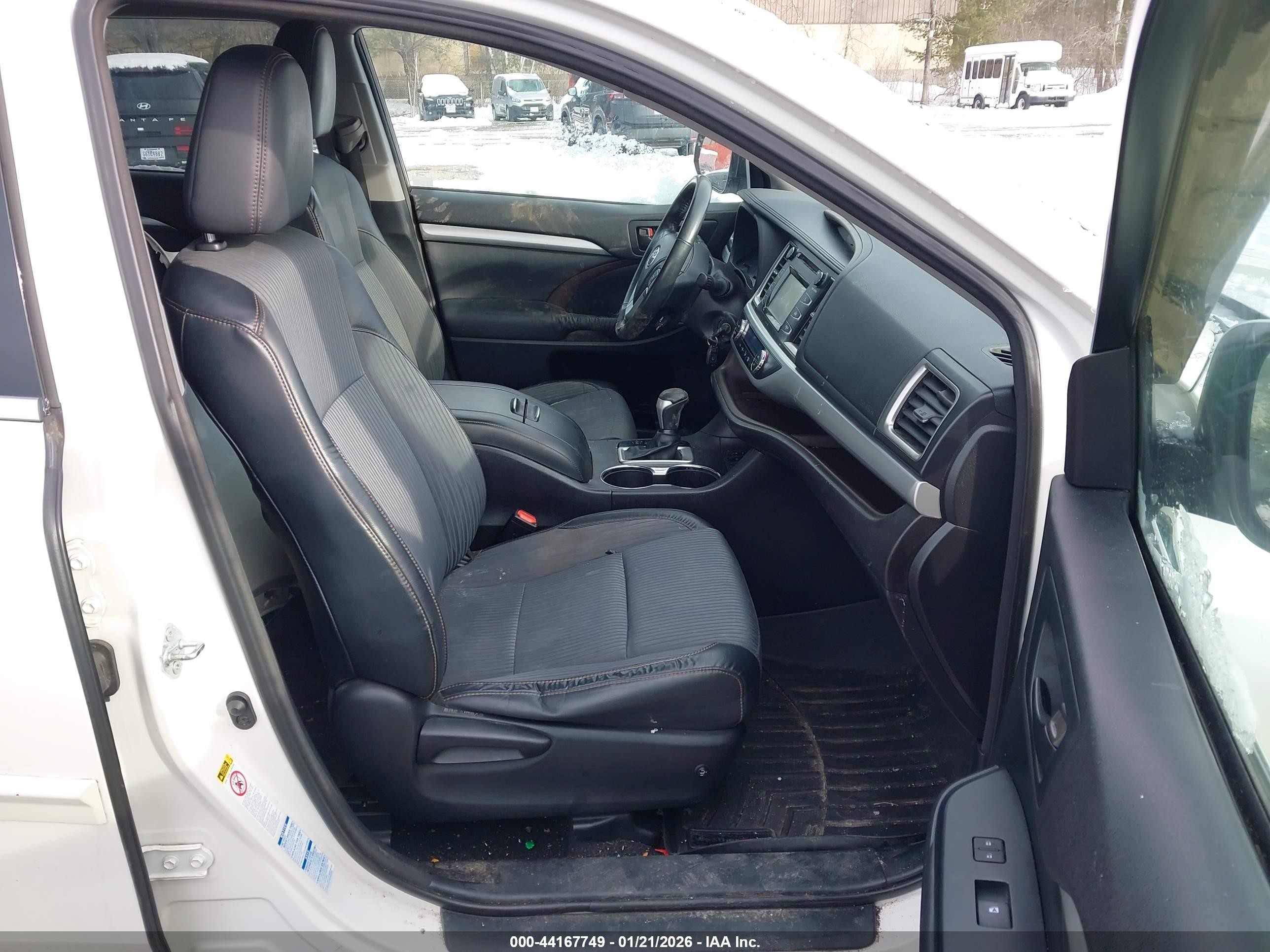 2015 Toyota Highlander Le Plus V6 Белый vin: 5TDBKRFH0FS129561