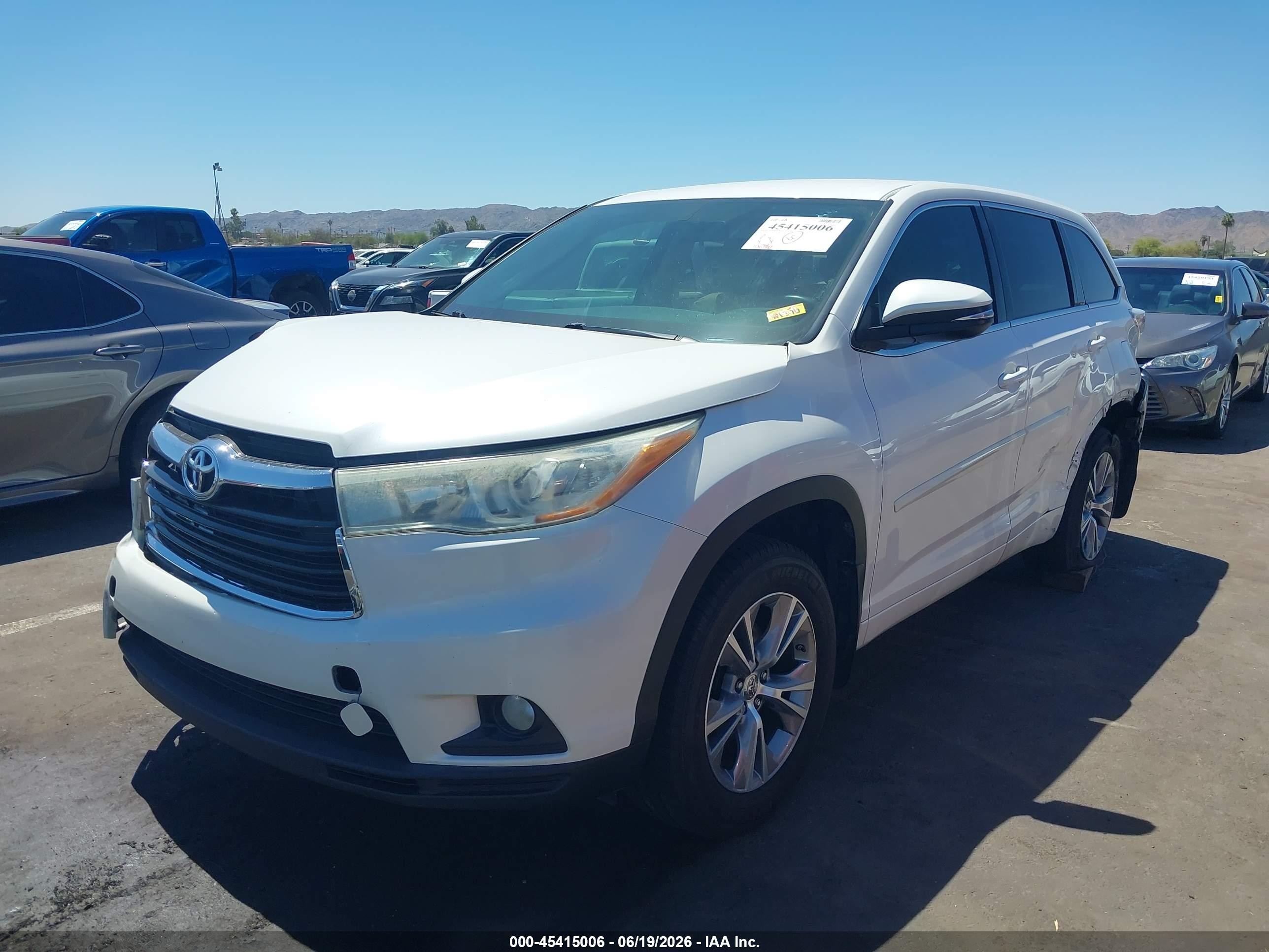 2015 Toyota Highlander Le Plus V6 Белый vin: 5TDBKRFH1FS105379