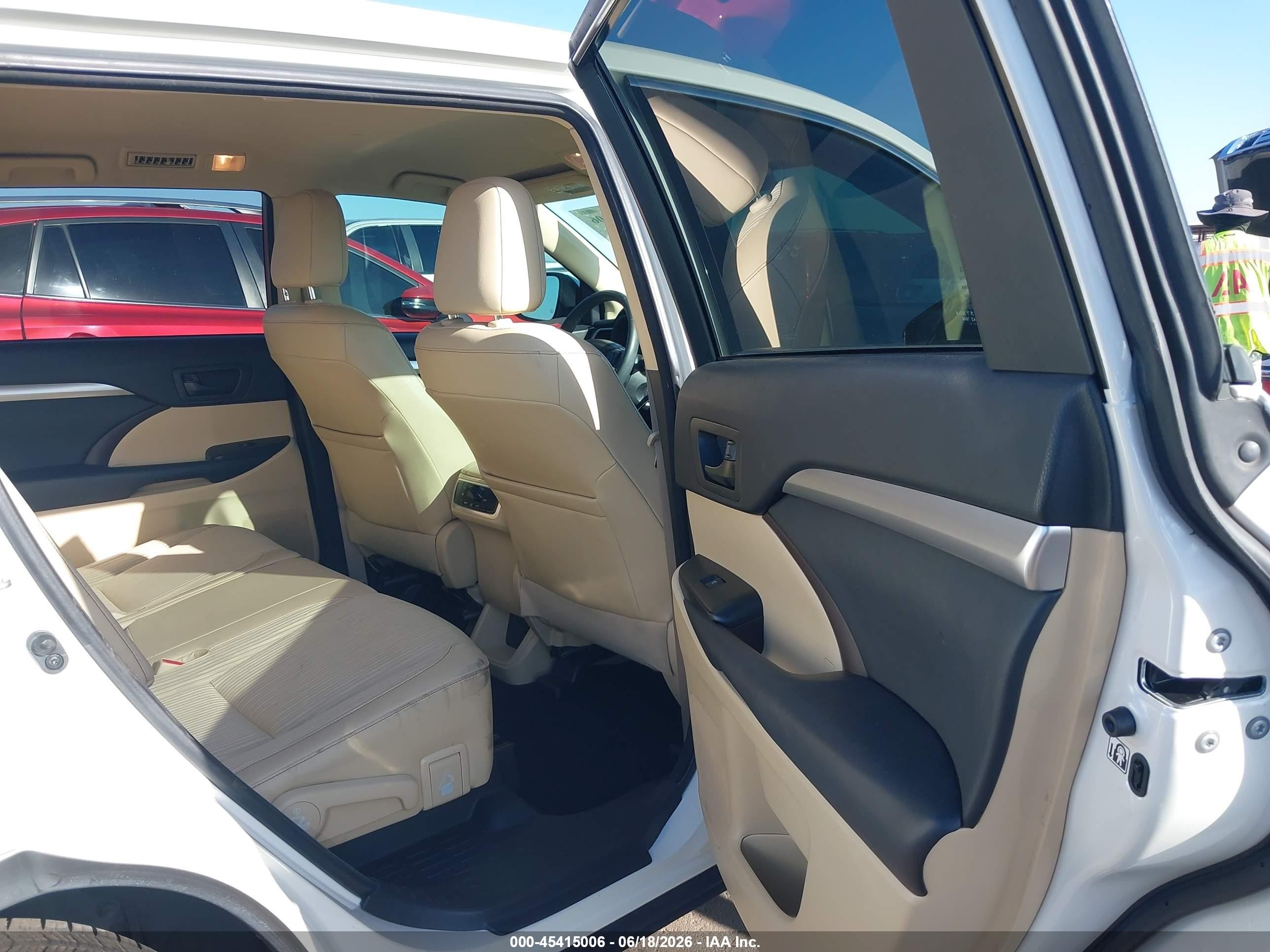 2015 Toyota Highlander Le Plus V6 Белый vin: 5TDBKRFH1FS105379