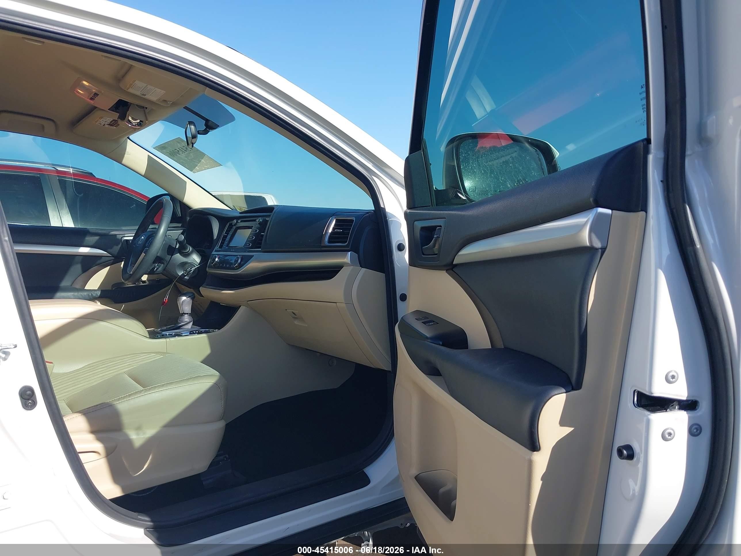 2015 Toyota Highlander Le Plus V6 Белый vin: 5TDBKRFH1FS105379