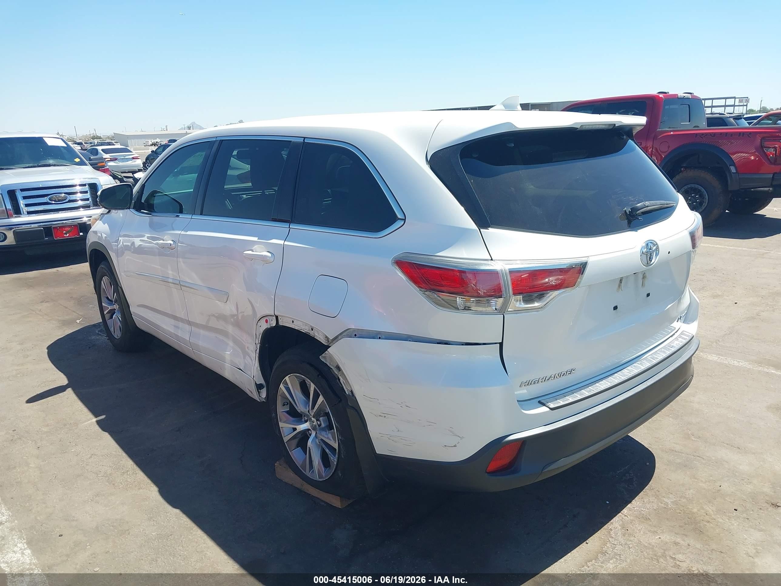 2015 Toyota Highlander Le Plus V6 Белый vin: 5TDBKRFH1FS105379