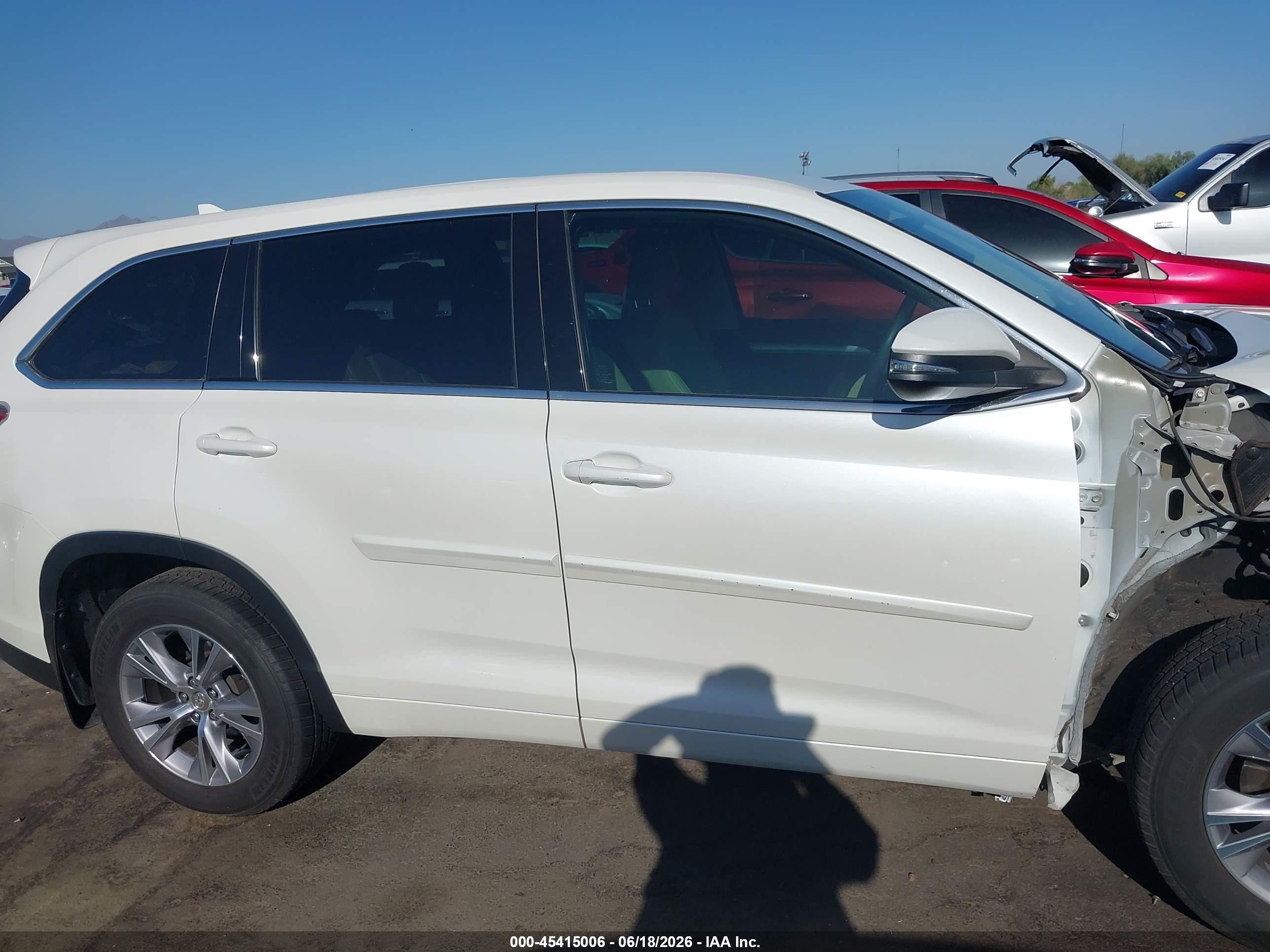 2015 Toyota Highlander Le Plus V6 Белый vin: 5TDBKRFH1FS105379