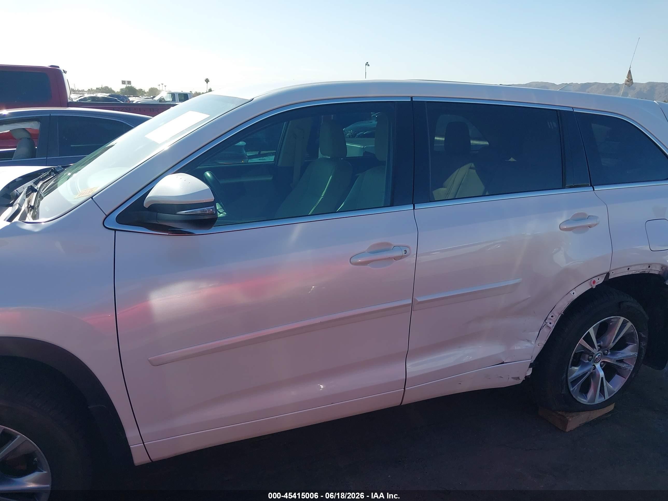 2015 Toyota Highlander Le Plus V6 Белый vin: 5TDBKRFH1FS105379