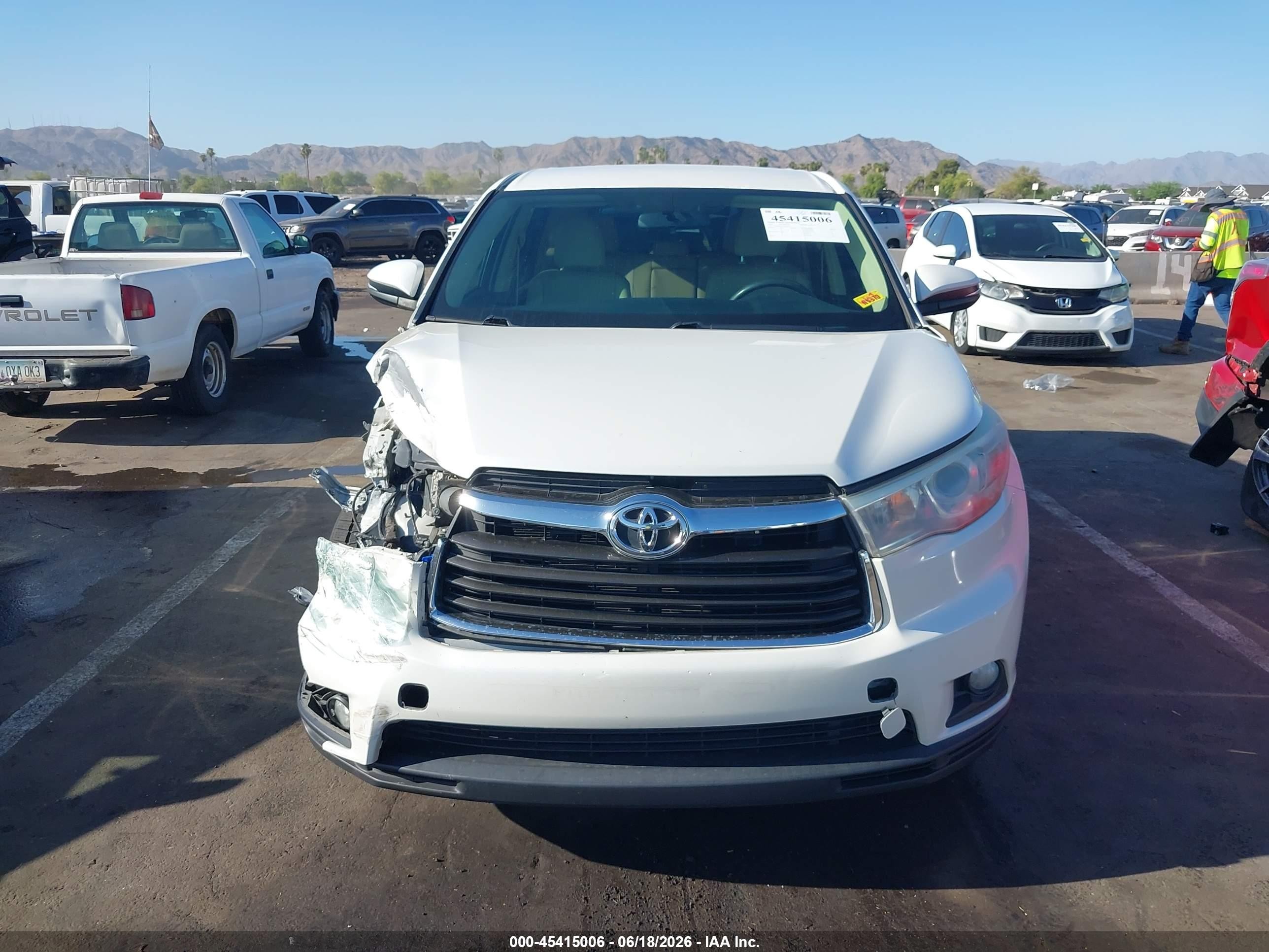 2015 Toyota Highlander Le Plus V6 Белый vin: 5TDBKRFH1FS105379