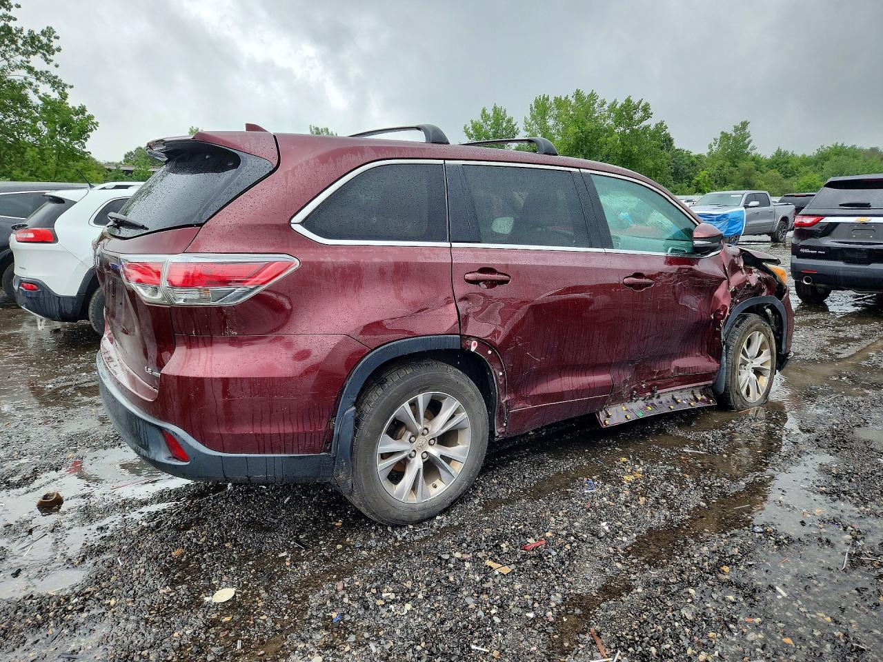 2015 Toyota Highlander Le Plus Burgundy vin: 5TDBKRFH1FS181135