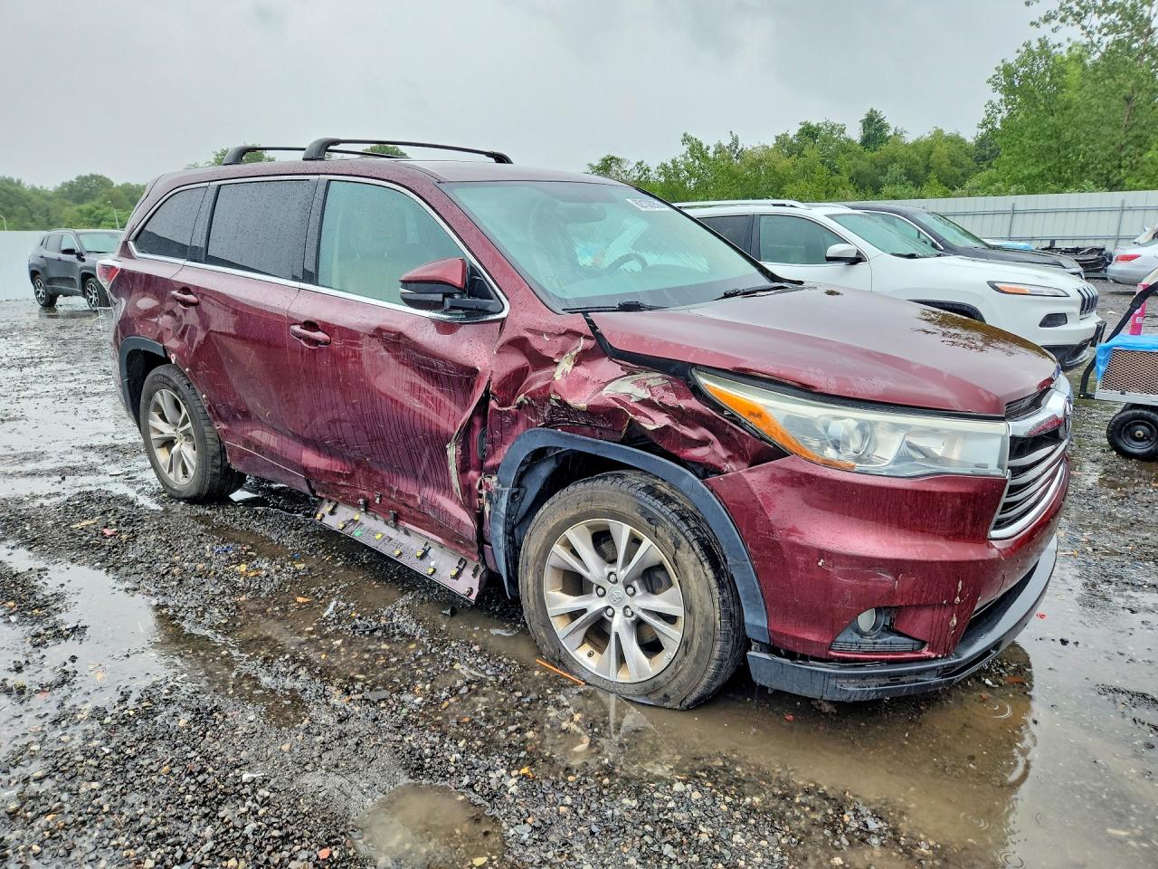 2015 Toyota Highlander Le Plus Burgundy vin: 5TDBKRFH1FS181135