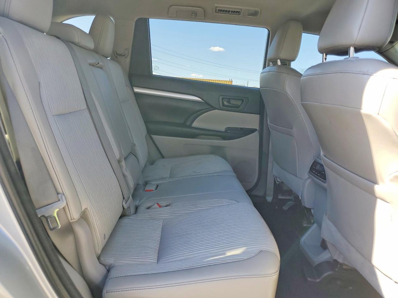 2015 Toyota Highlander Le Plus Silver vin: 5TDBKRFH1FS200427