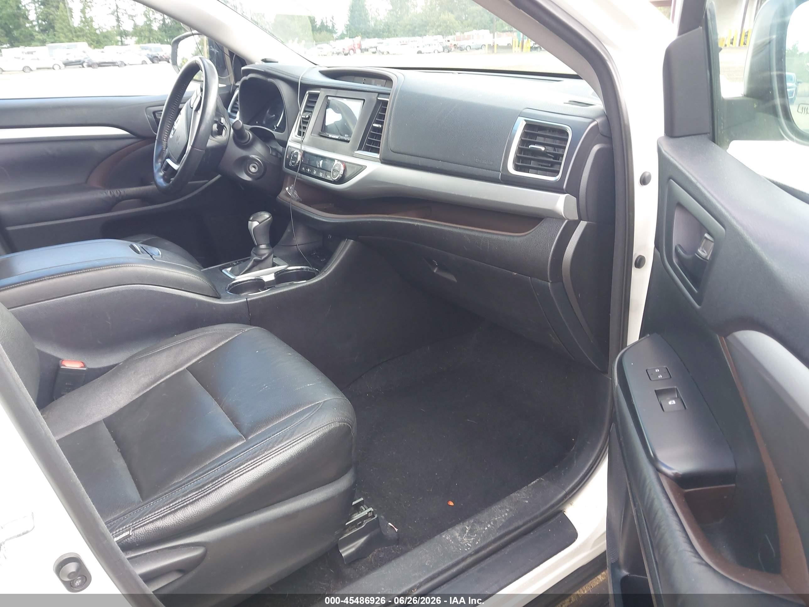 2015 Toyota Highlander Le Plus V6 White vin: 5TDBKRFH2FS138181