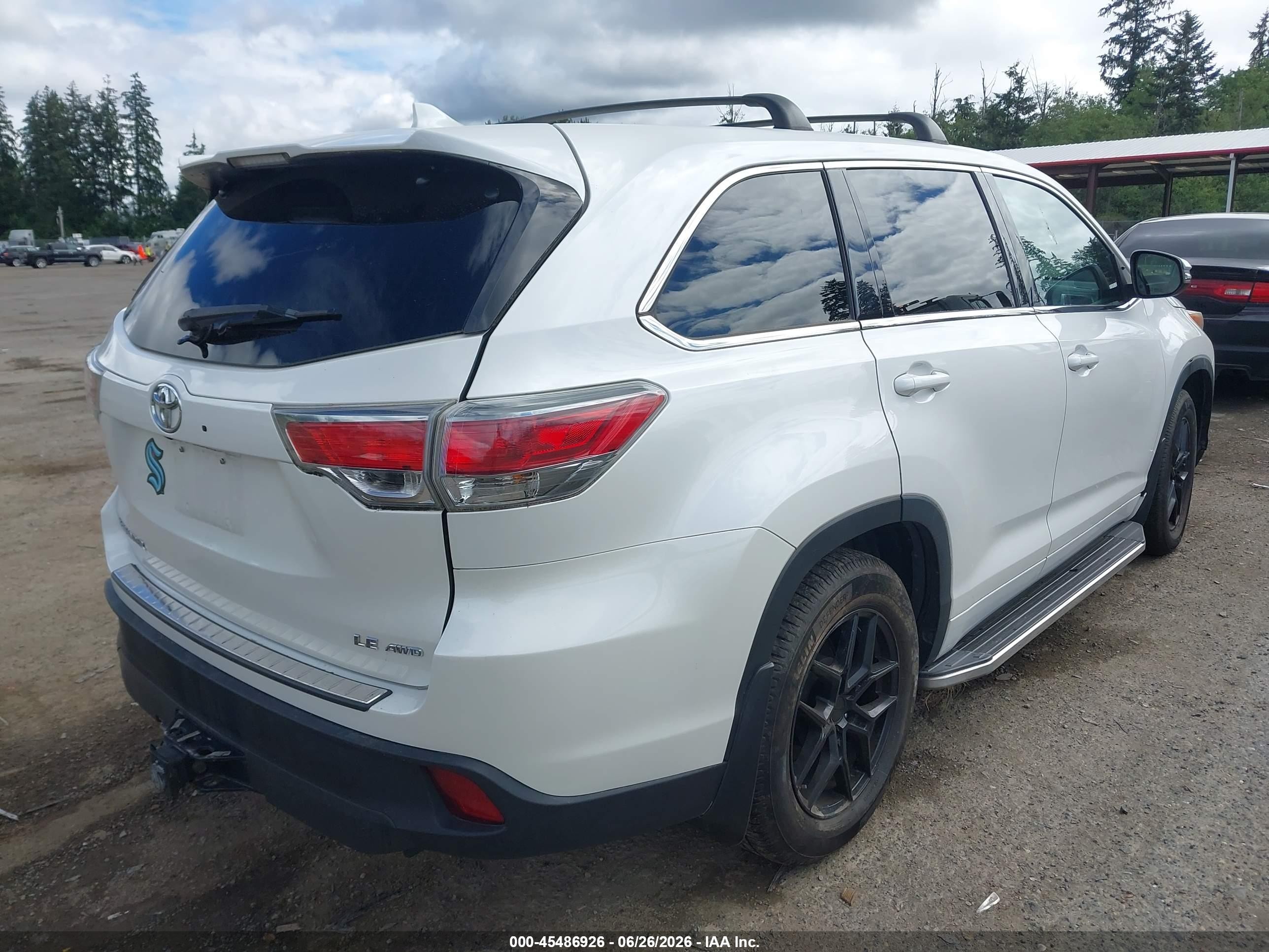 2015 Toyota Highlander Le Plus V6 White vin: 5TDBKRFH2FS138181