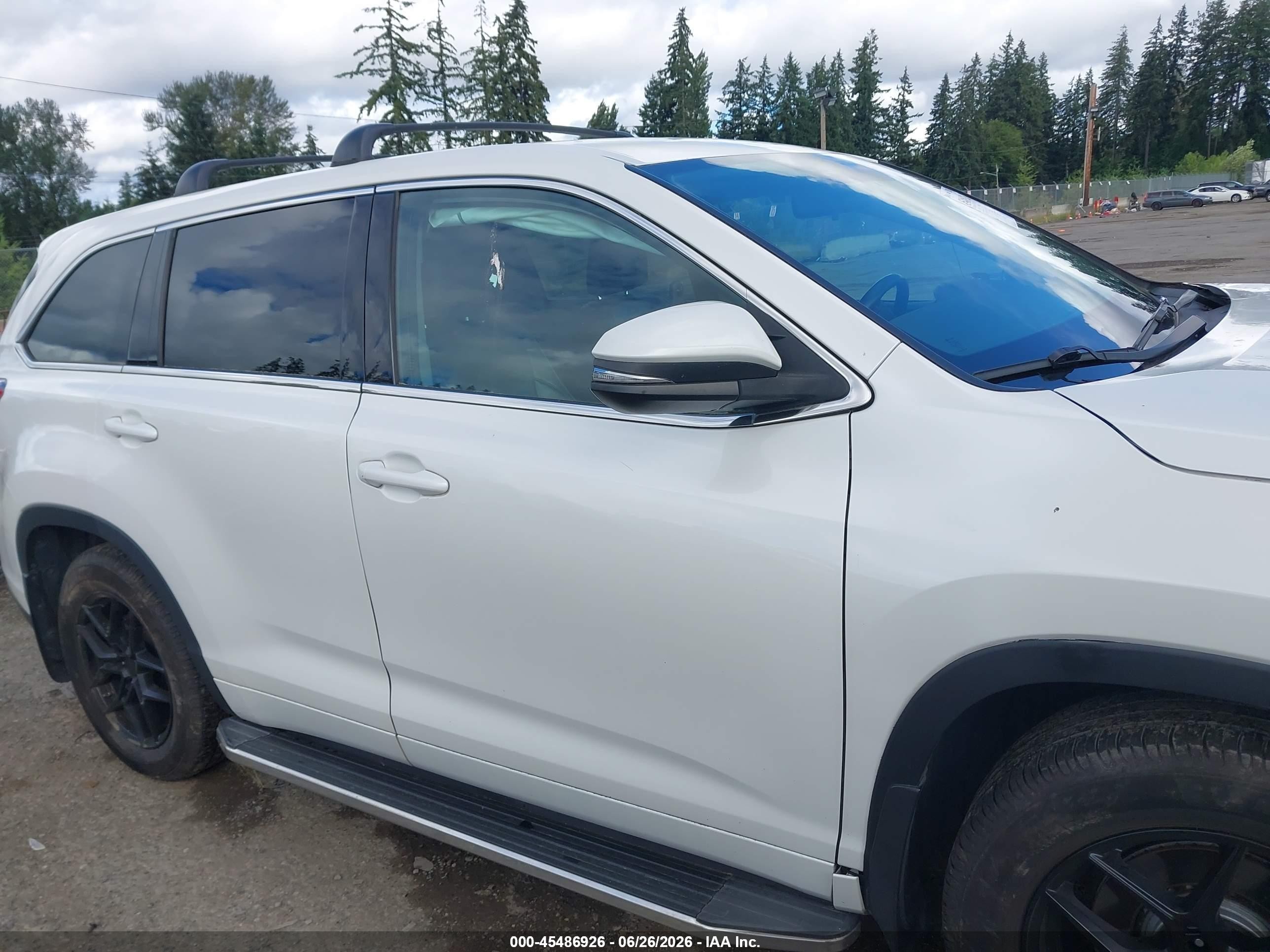 2015 Toyota Highlander Le Plus V6 White vin: 5TDBKRFH2FS138181