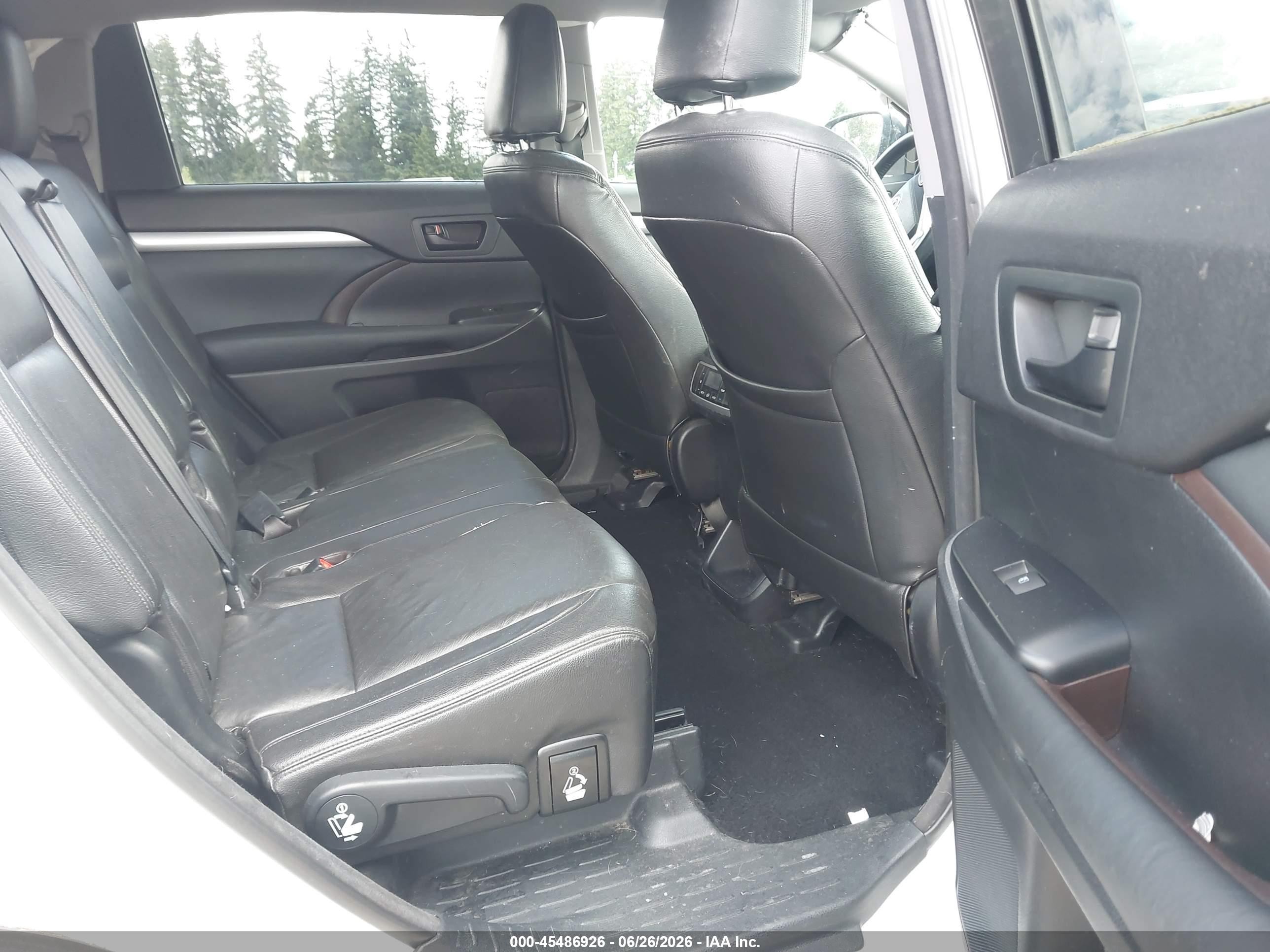 2015 Toyota Highlander Le Plus V6 White vin: 5TDBKRFH2FS138181