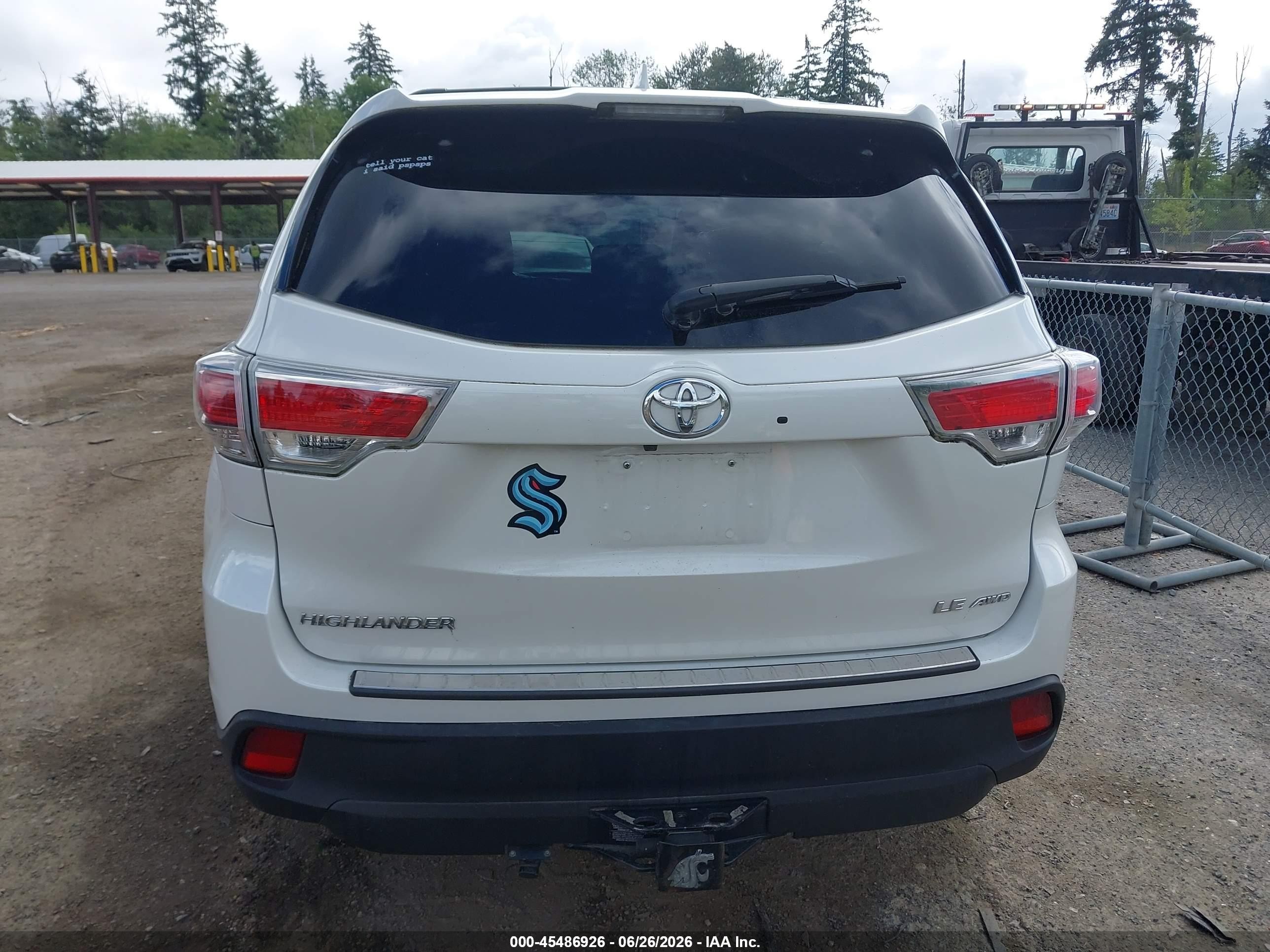 2015 Toyota Highlander Le Plus V6 White vin: 5TDBKRFH2FS138181