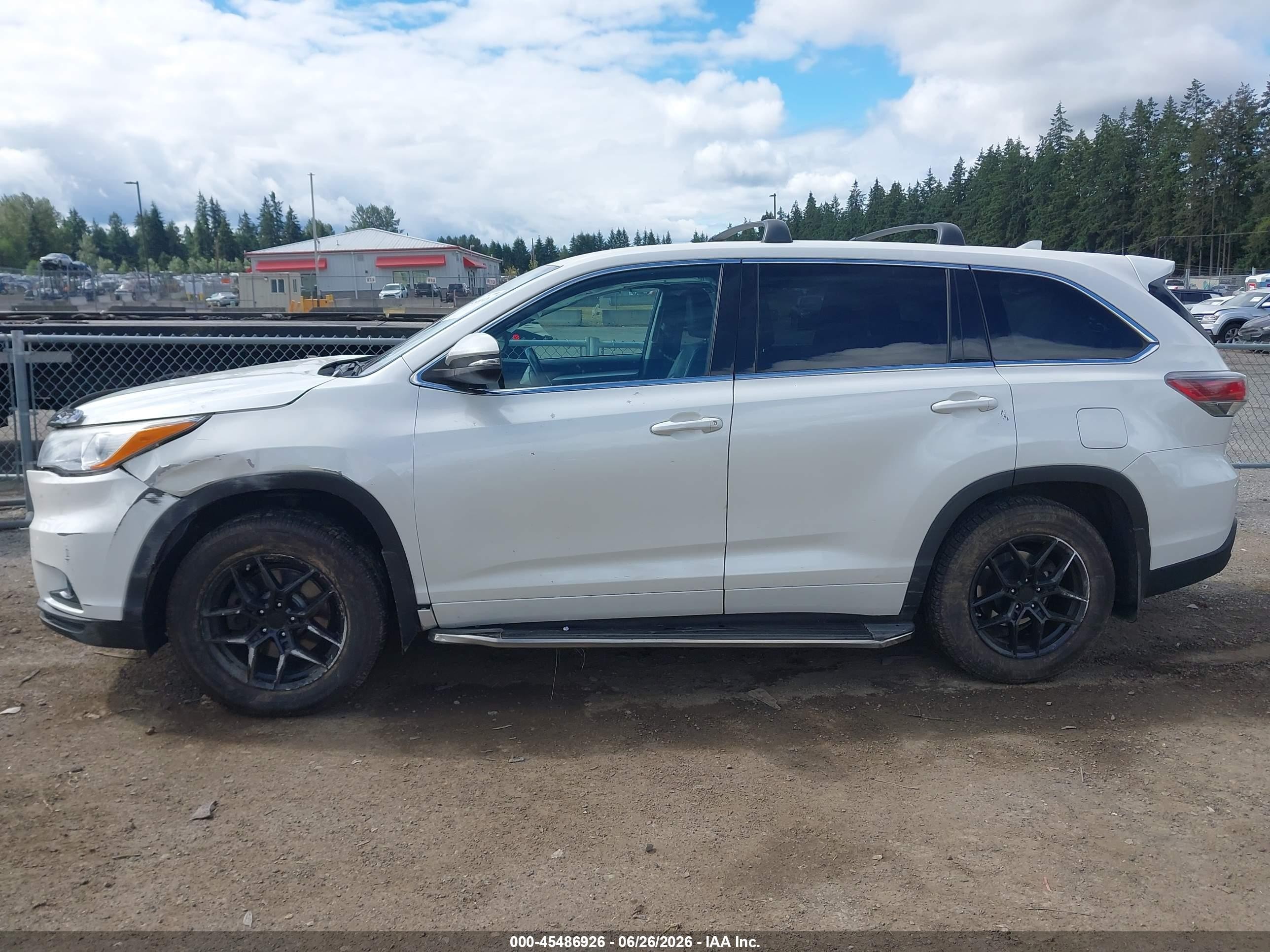 2015 Toyota Highlander Le Plus V6 White vin: 5TDBKRFH2FS138181