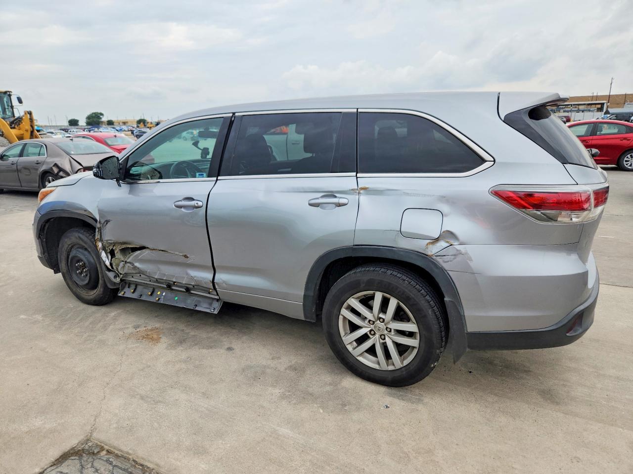 2015 Toyota Highlander Le Gray vin: 5TDBKRFH2FS163548