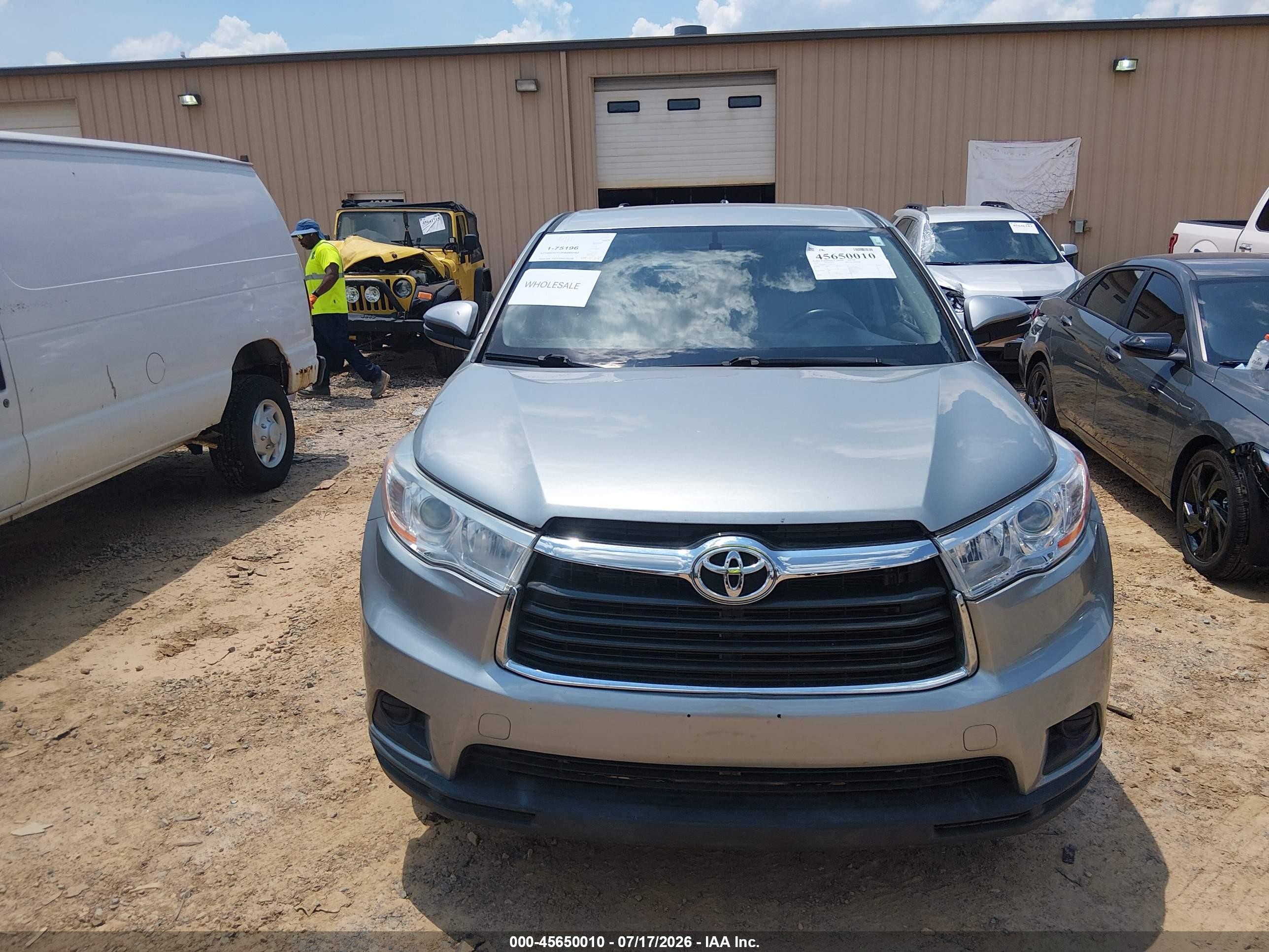 2015 Toyota Highlander Le V6 Silver vin: 5TDBKRFH3FS095762