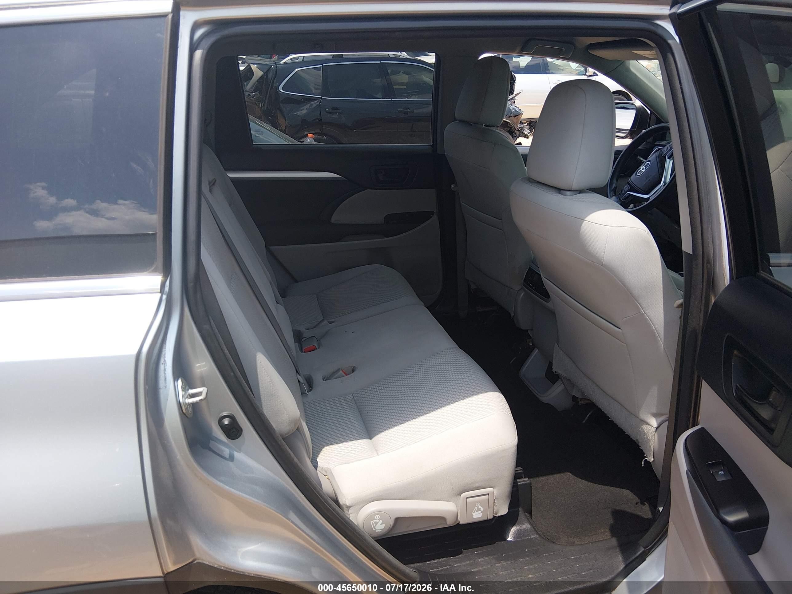 2015 Toyota Highlander Le V6 Silver vin: 5TDBKRFH3FS095762