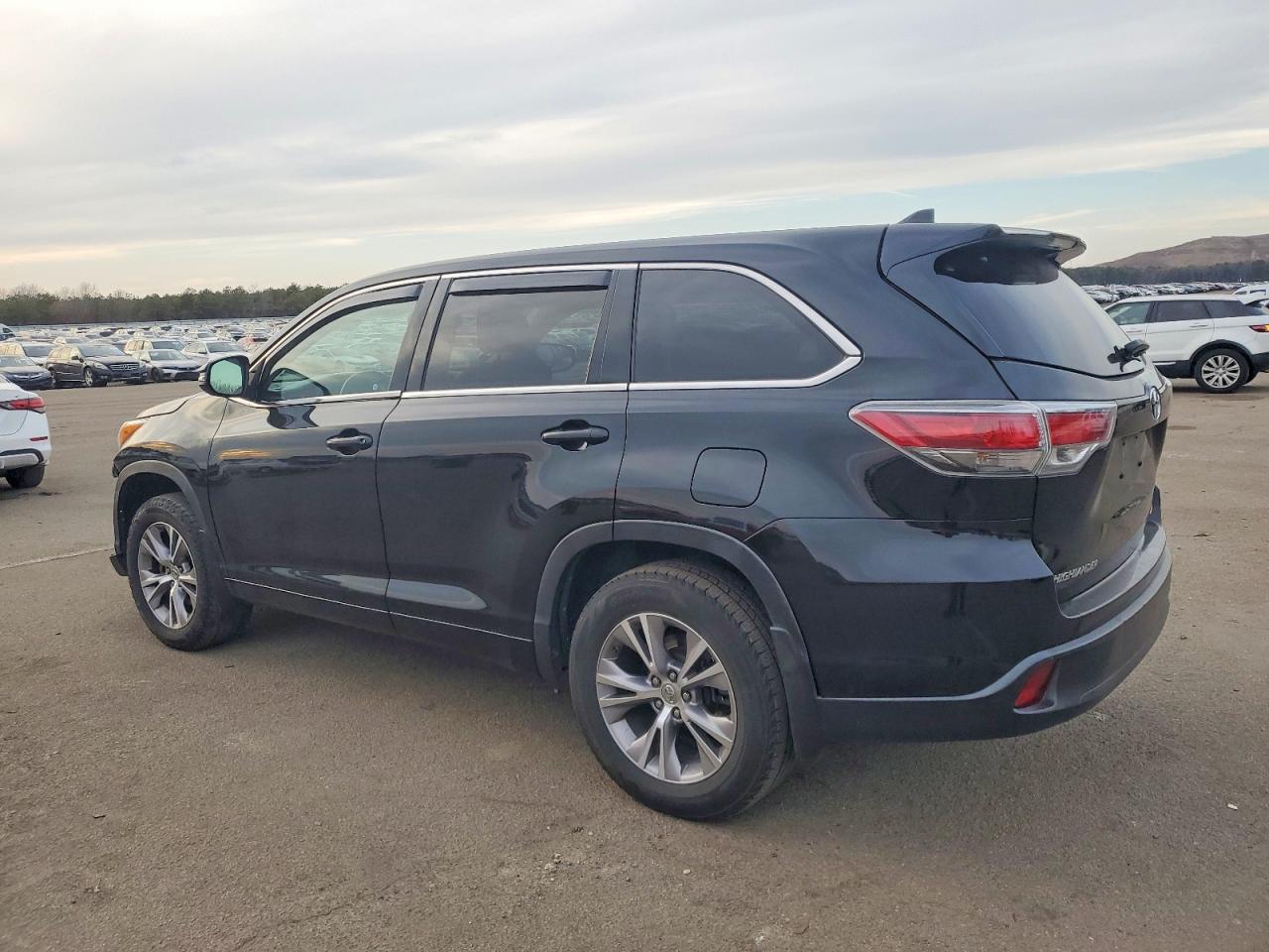2015 Toyota Highlander Le Black vin: 5TDBKRFH3FS146189