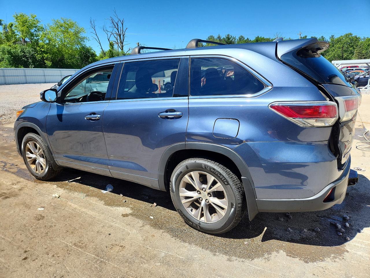 2015 Toyota Highlander Le Plus Blue vin: 5TDBKRFH3FS166734