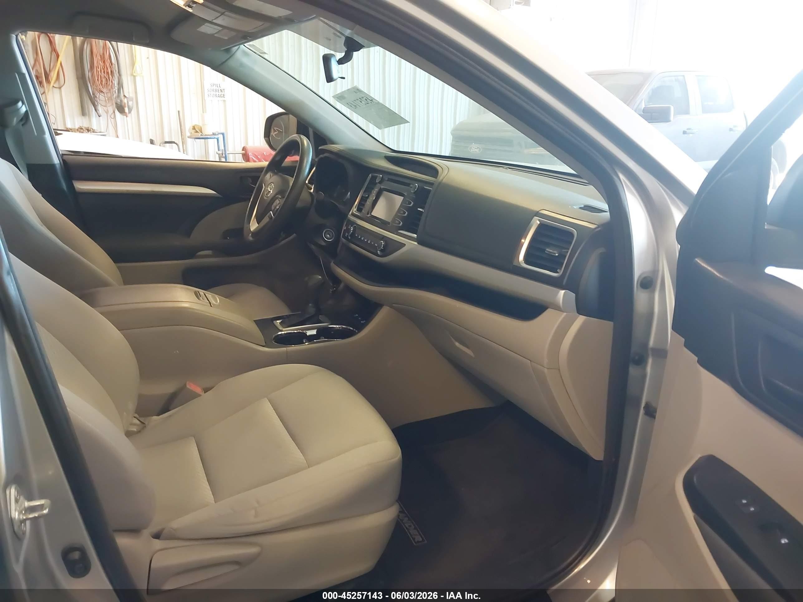 2014 Toyota Highlander Le V6 Silver vin: 5TDBKRFH4ES051803