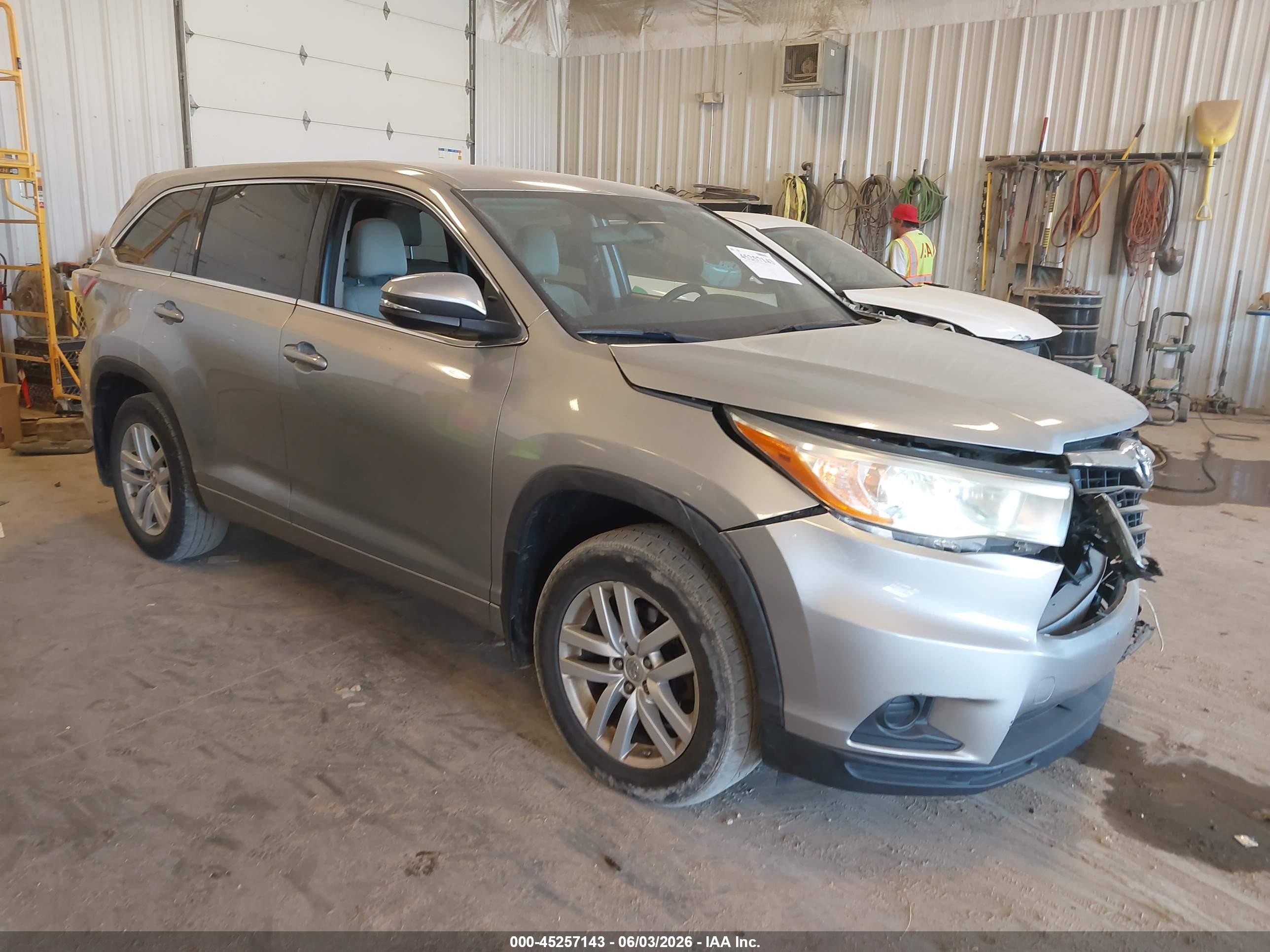 2014 Toyota Highlander Le V6 Silver vin: 5TDBKRFH4ES051803