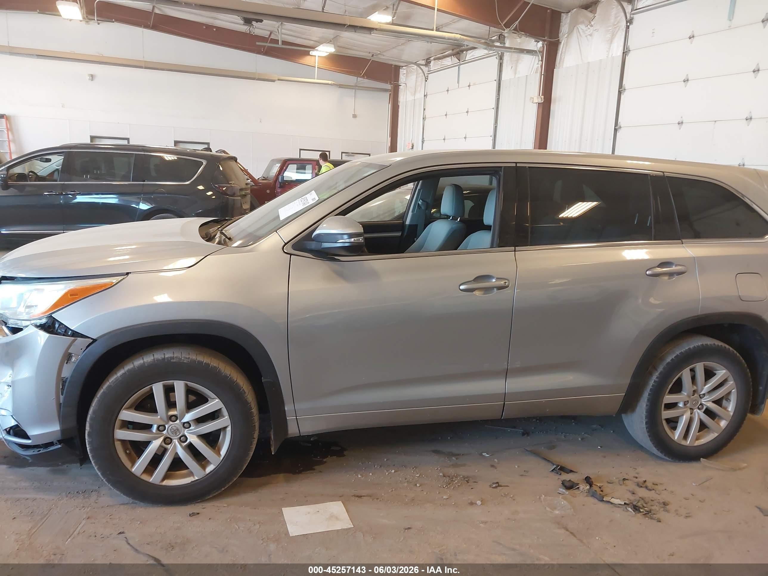 2014 Toyota Highlander Le V6 Silver vin: 5TDBKRFH4ES051803