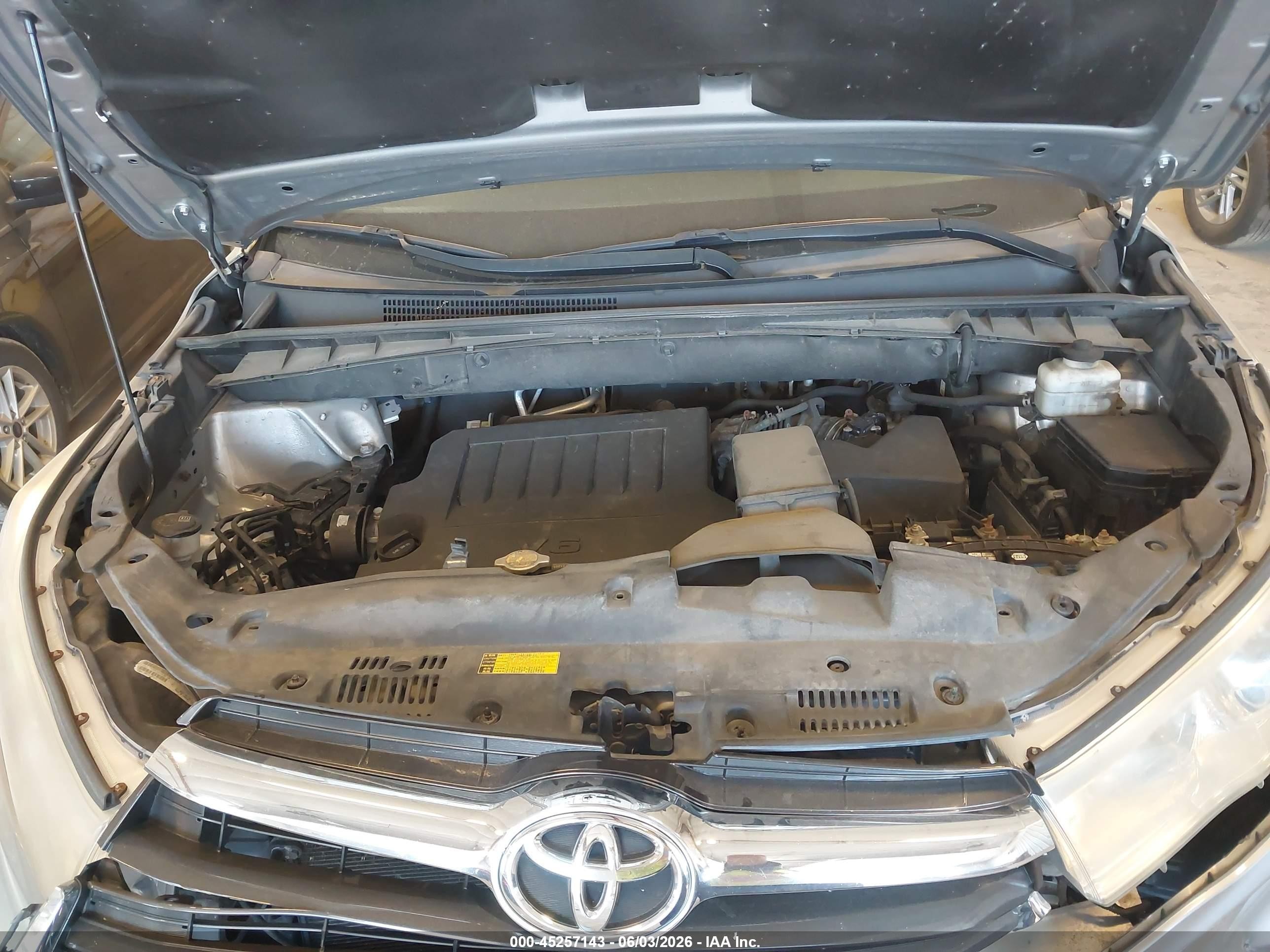 2014 Toyota Highlander Le V6 Silver vin: 5TDBKRFH4ES051803