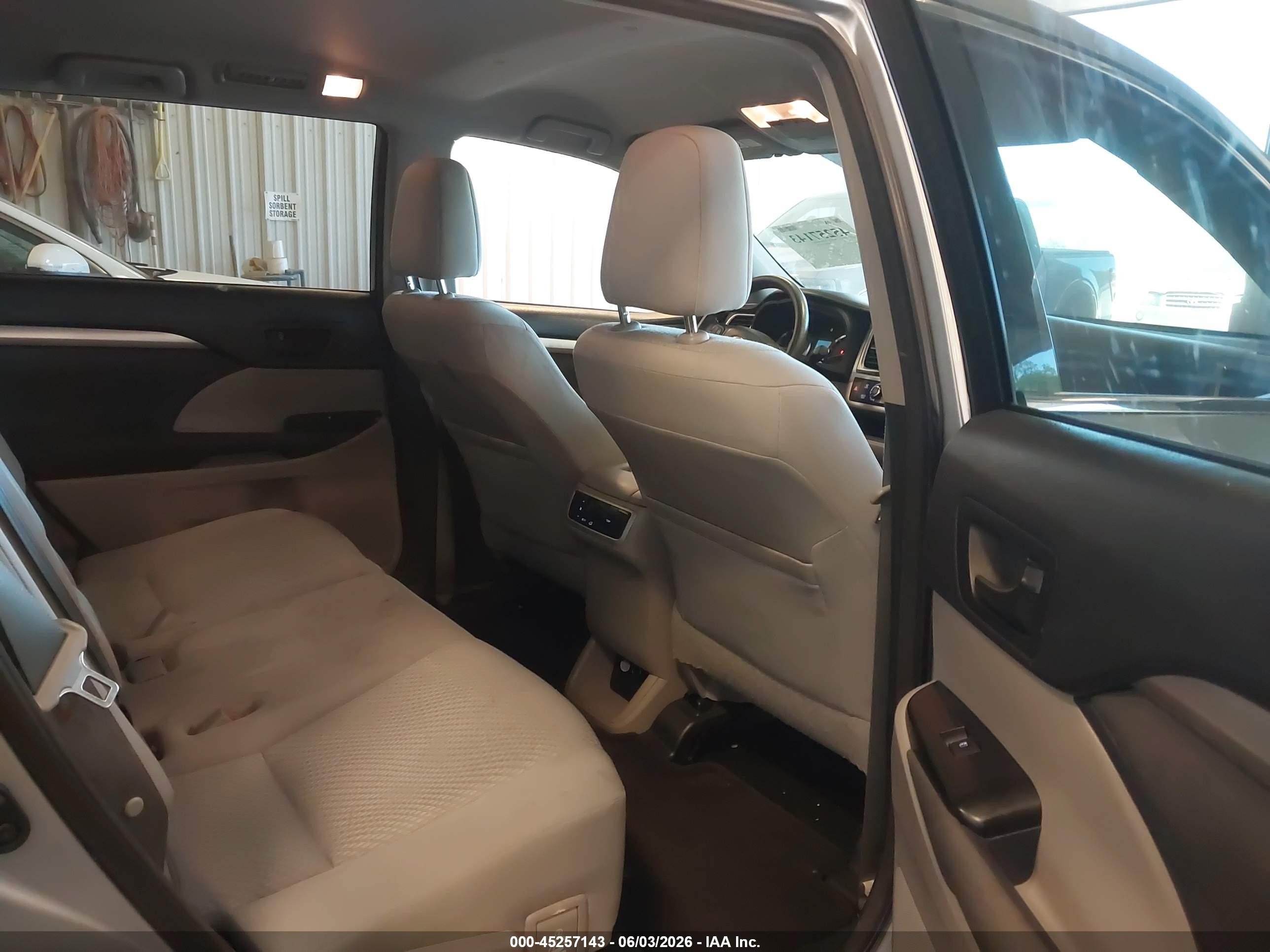 2014 Toyota Highlander Le V6 Silver vin: 5TDBKRFH4ES051803