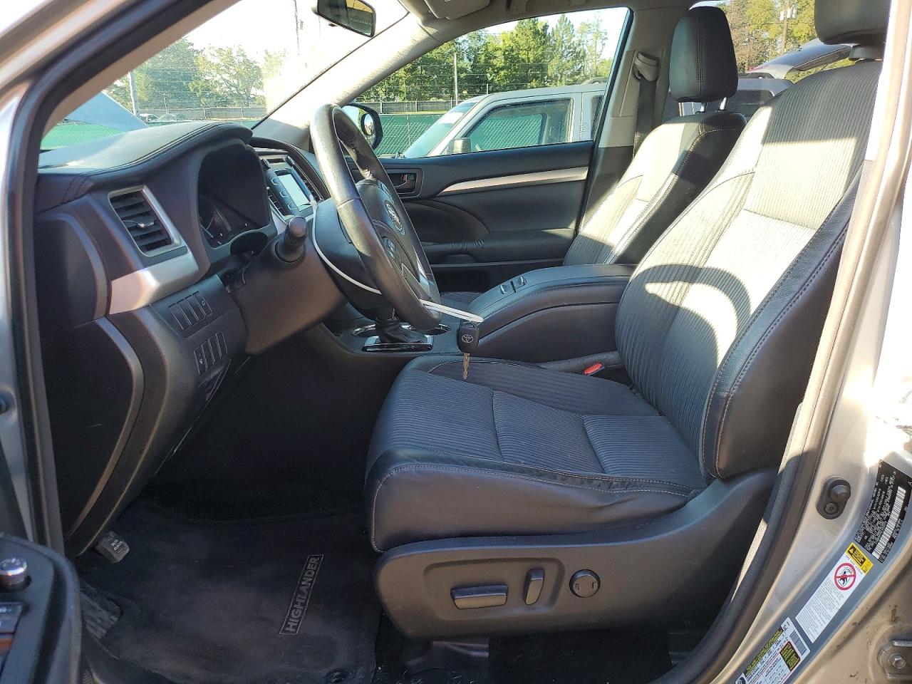 2014 Toyota Highlander Le Plus Silver vin: 5TDBKRFH4ES056578