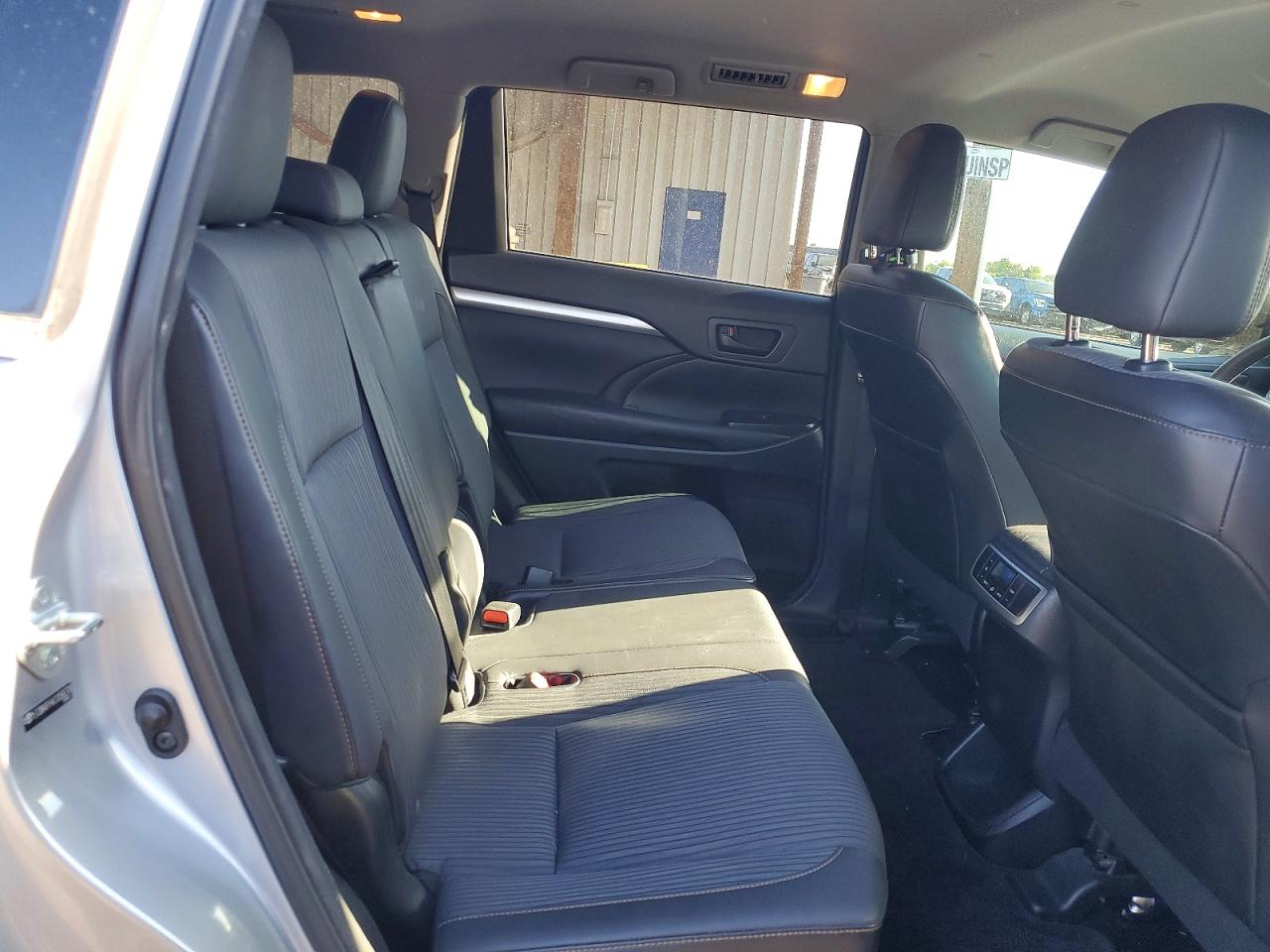 2014 Toyota Highlander Le Plus Silver vin: 5TDBKRFH4ES056578