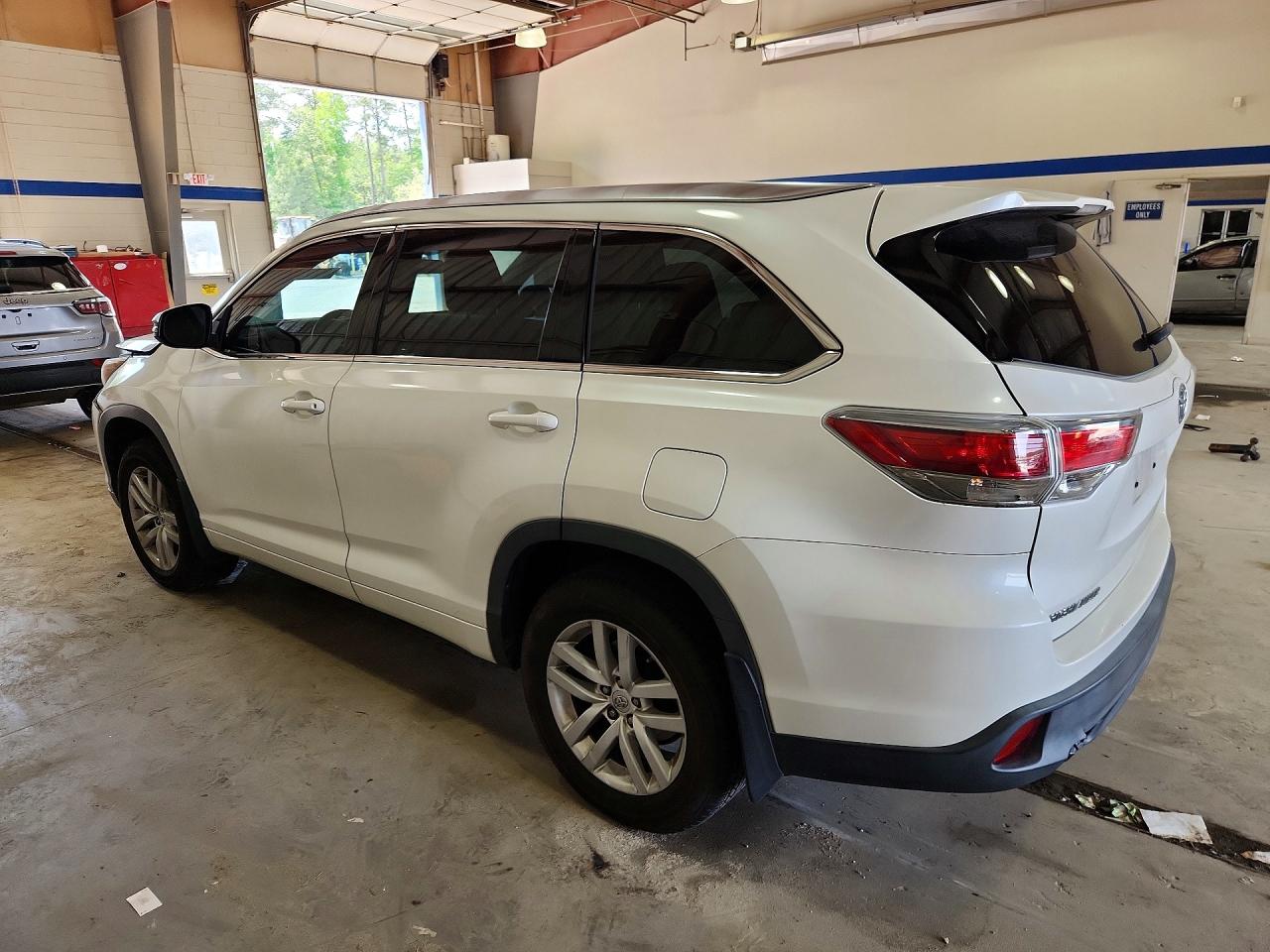 2015 Toyota Highlander Le White vin: 5TDBKRFH4FS121429