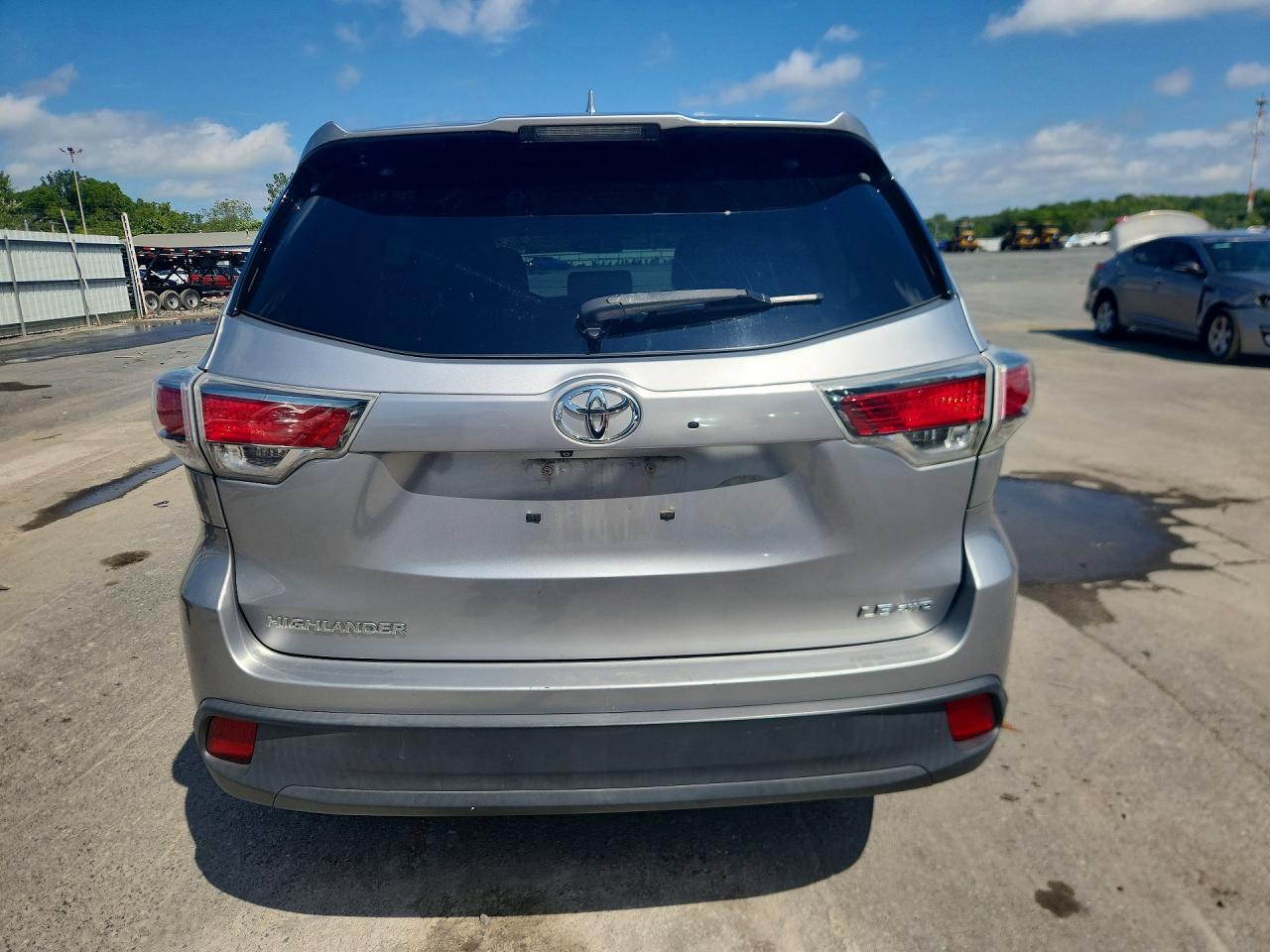 2014 Toyota Highlander Le Plus Silver vin: 5TDBKRFH5ES011682