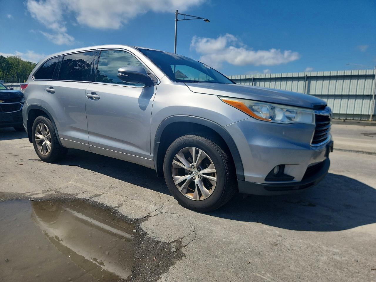2014 Toyota Highlander Le Plus Silver vin: 5TDBKRFH5ES011682
