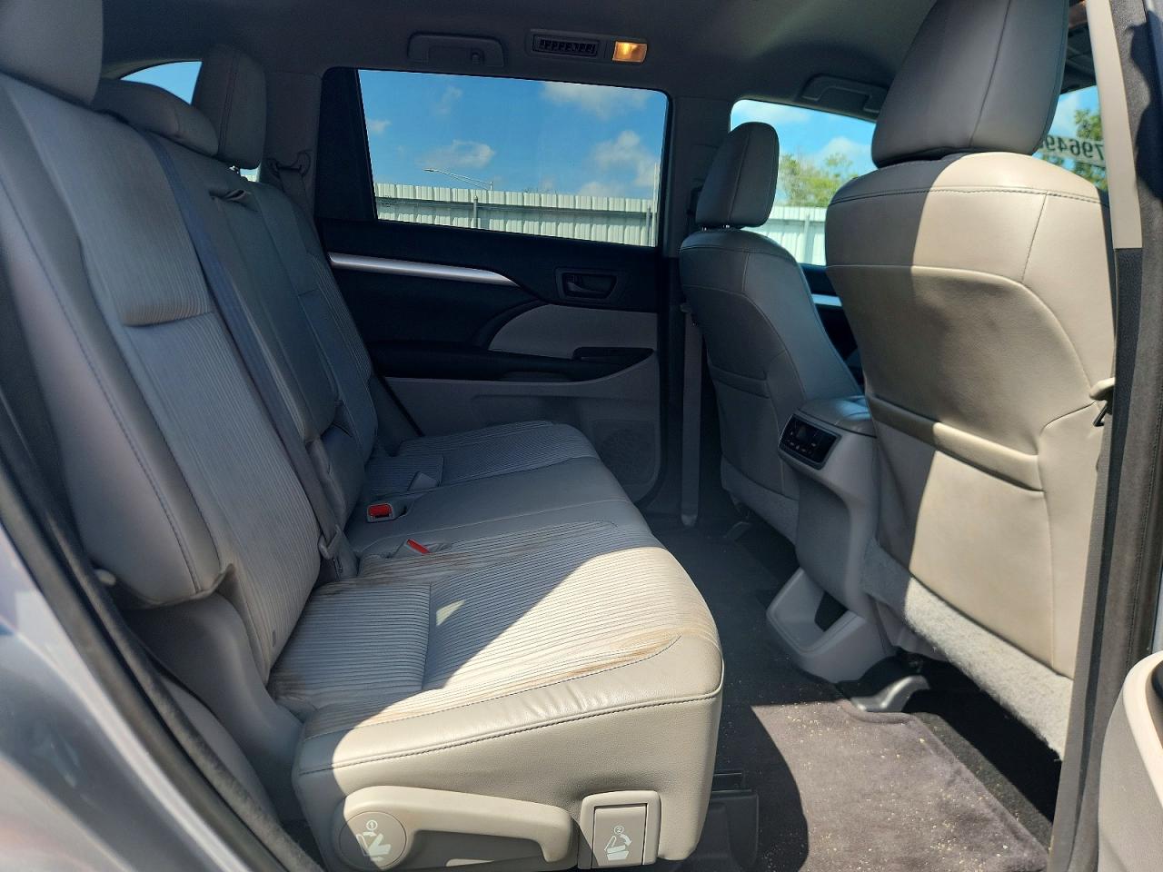 2014 Toyota Highlander Le Plus Silver vin: 5TDBKRFH5ES011682