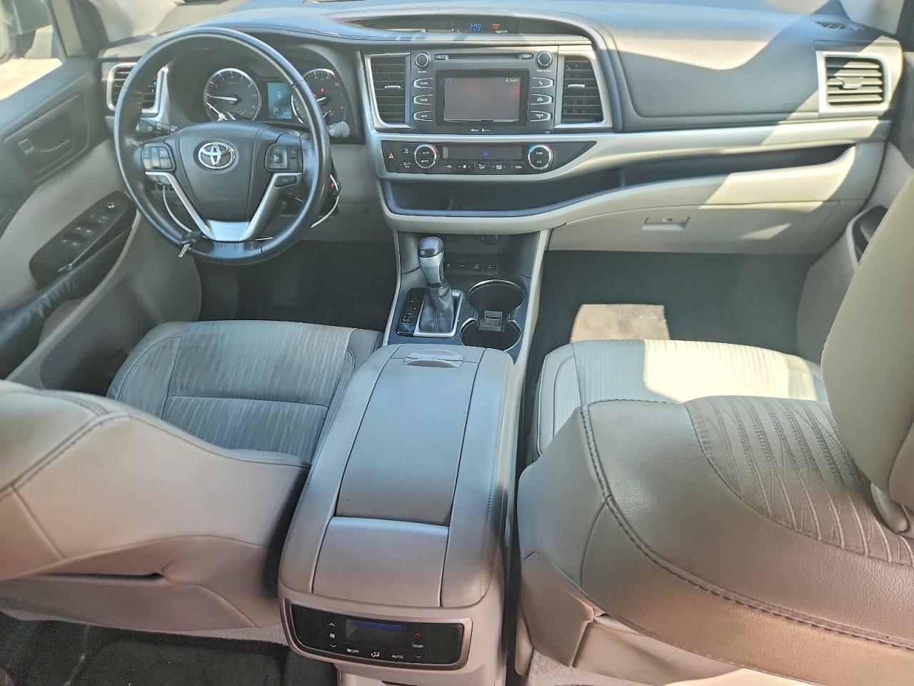 2014 Toyota Highlander Le Plus Silver vin: 5TDBKRFH5ES011682
