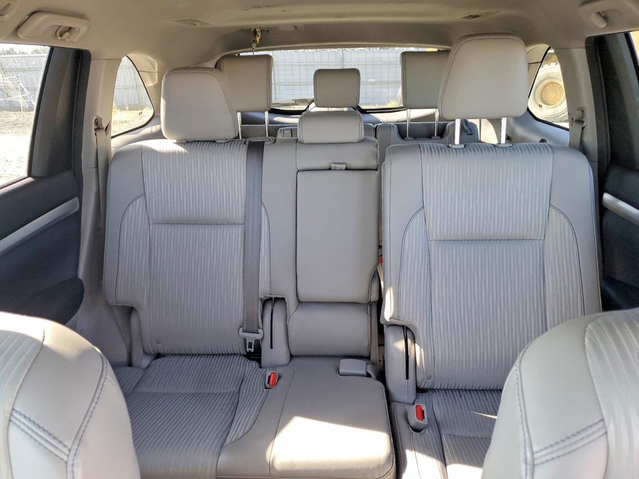 2014 Toyota Highlander Le Plus Silver vin: 5TDBKRFH5ES030653