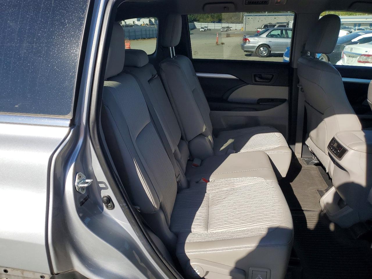 2014 Toyota Highlander Le Plus Silver vin: 5TDBKRFH5ES030653