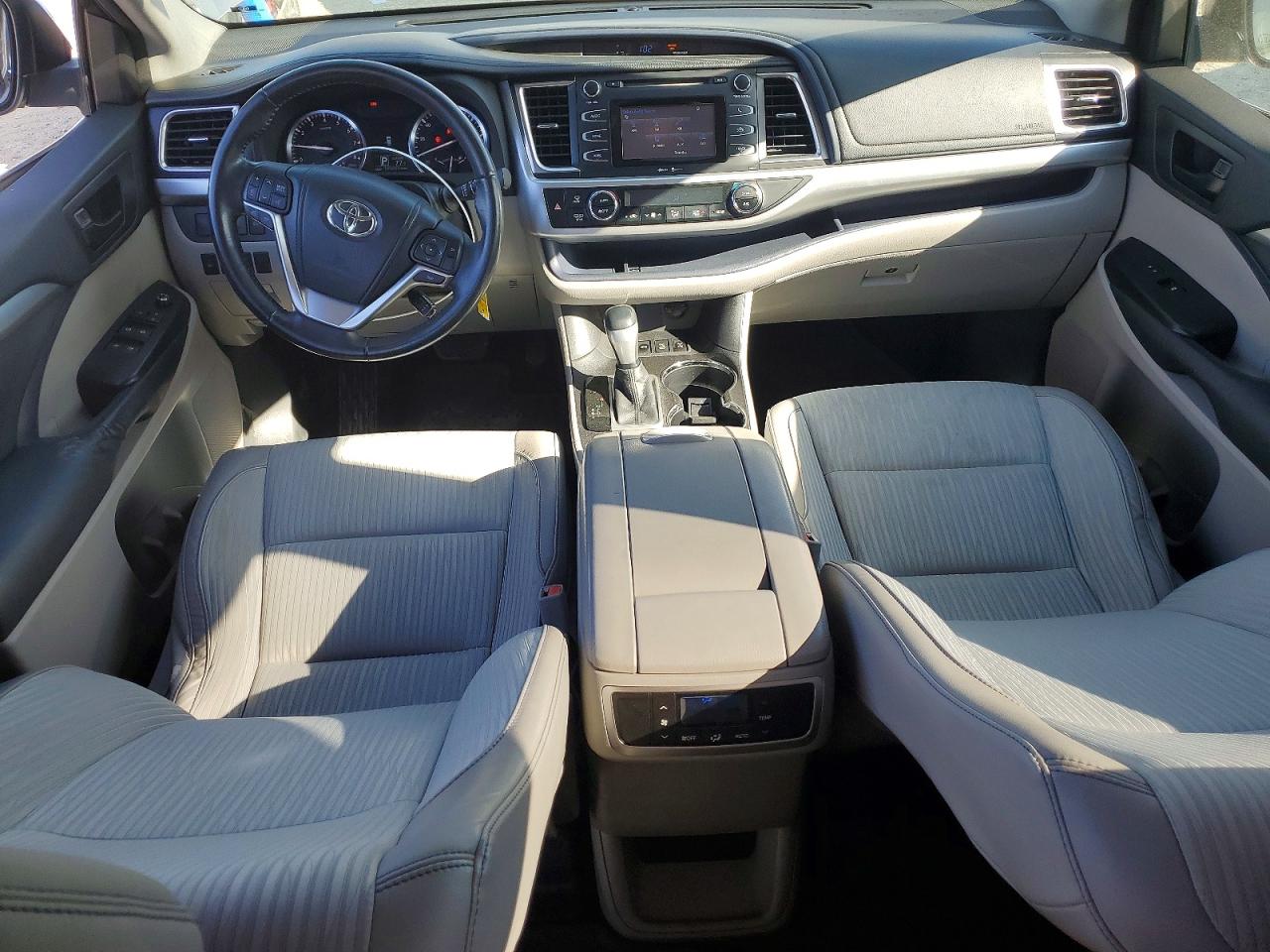 2014 Toyota Highlander Le Plus Silver vin: 5TDBKRFH5ES030653