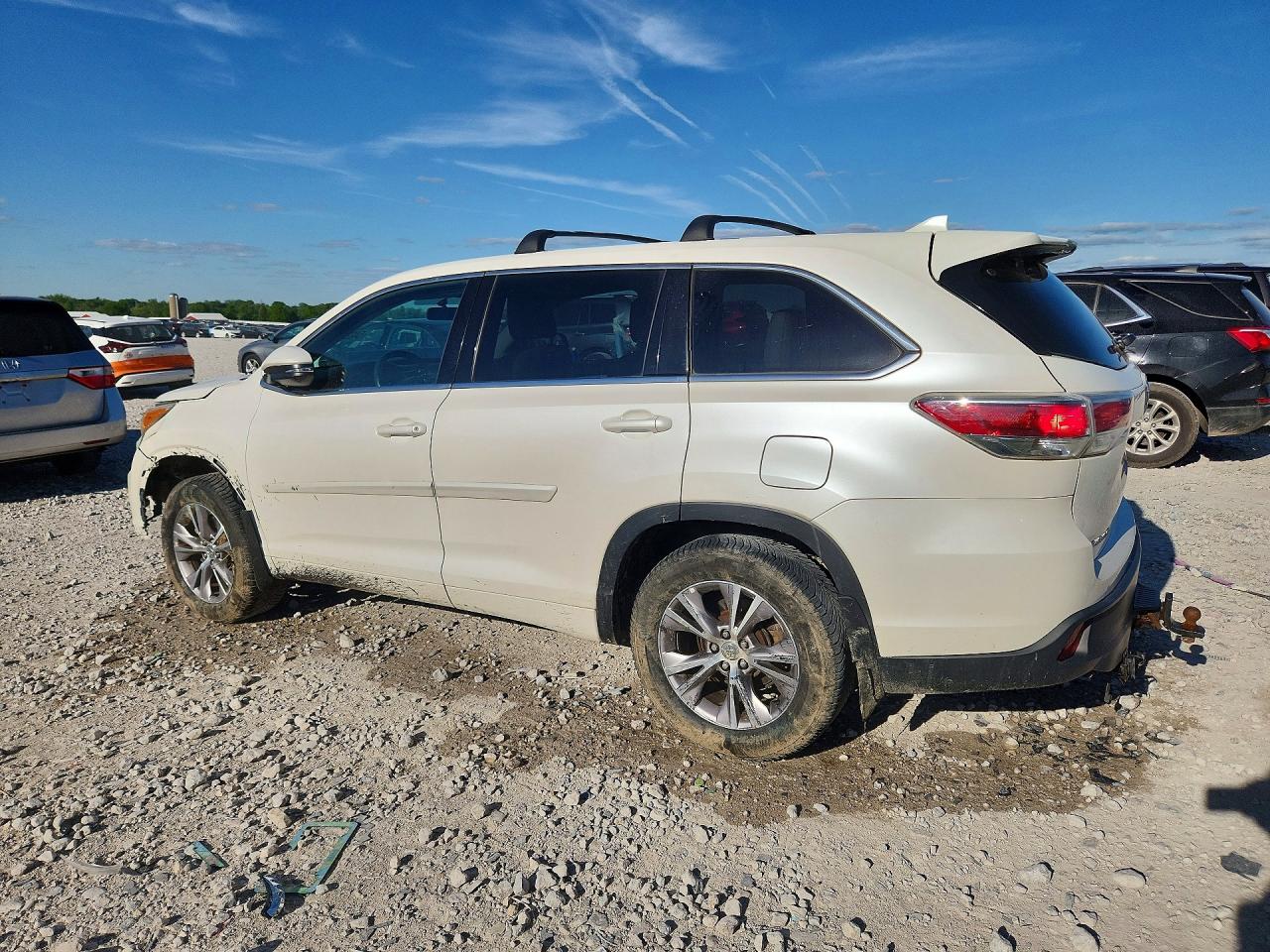 2015 Toyota Highlander Le Plus White vin: 5TDBKRFH5FS088098